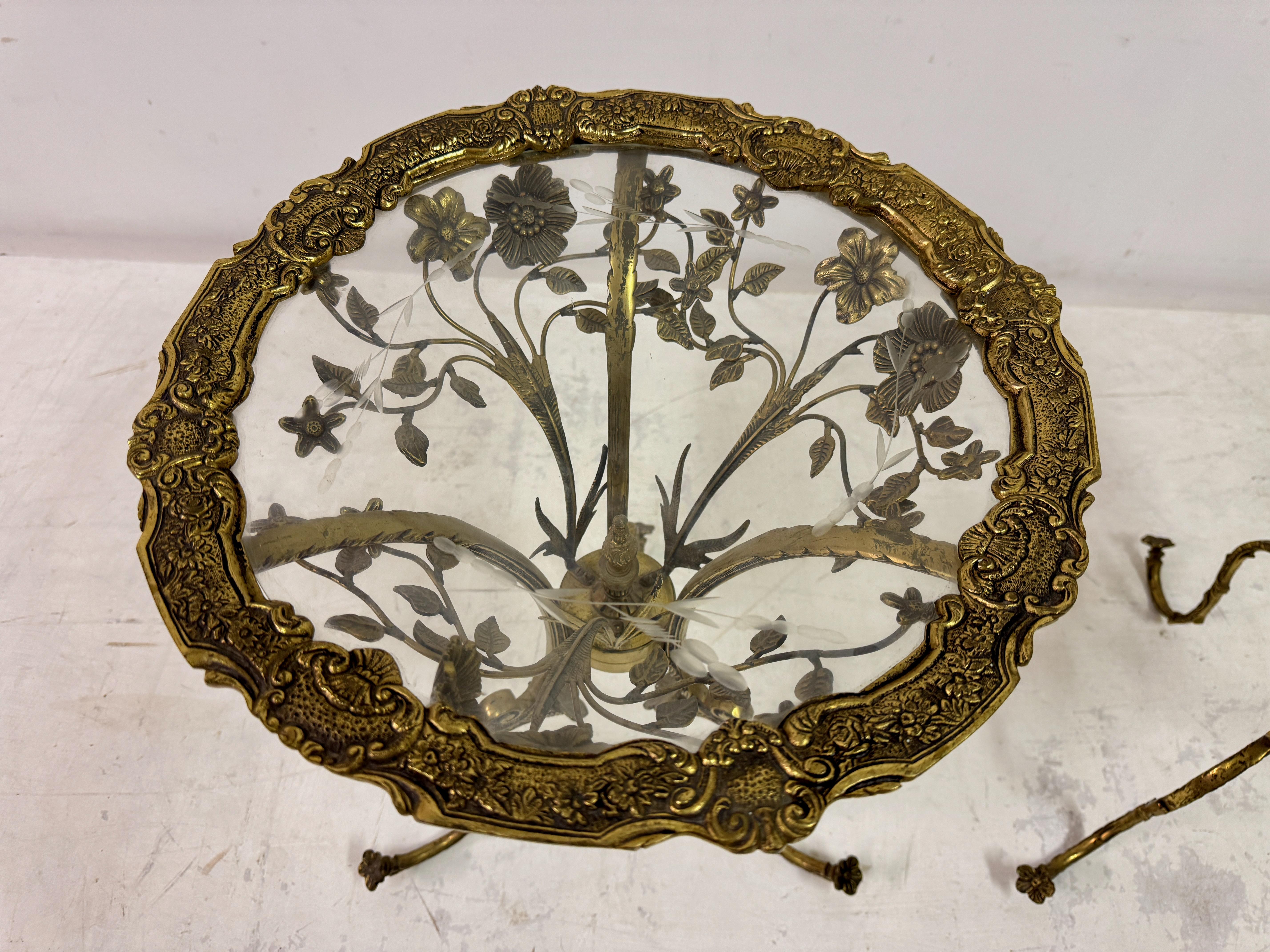 Paire de tables d'appoint espagnoles du milieu du siècle en laiton orné Bon état - En vente à London, London