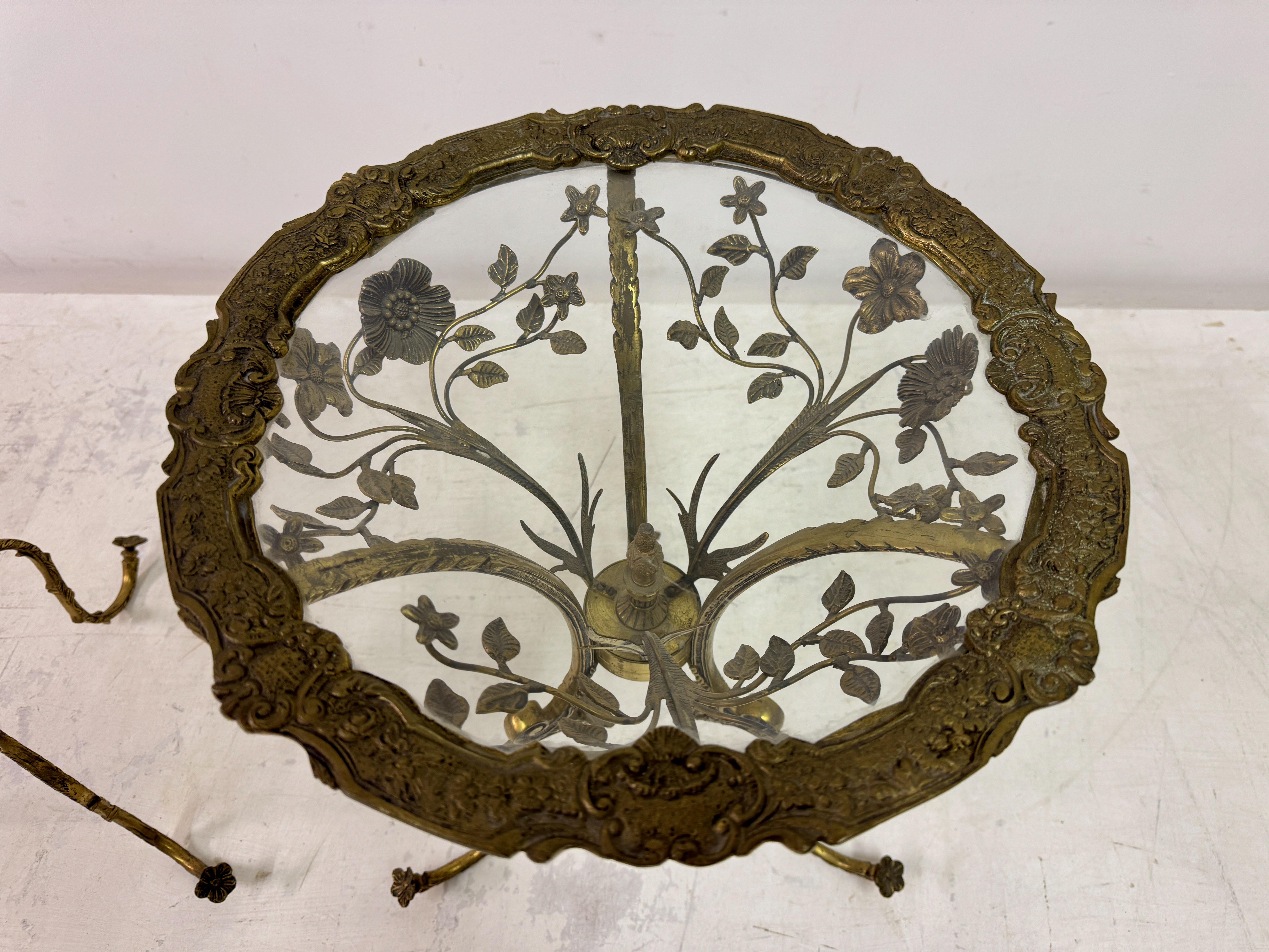 20ième siècle Paire de tables d'appoint espagnoles du milieu du siècle en laiton orné en vente