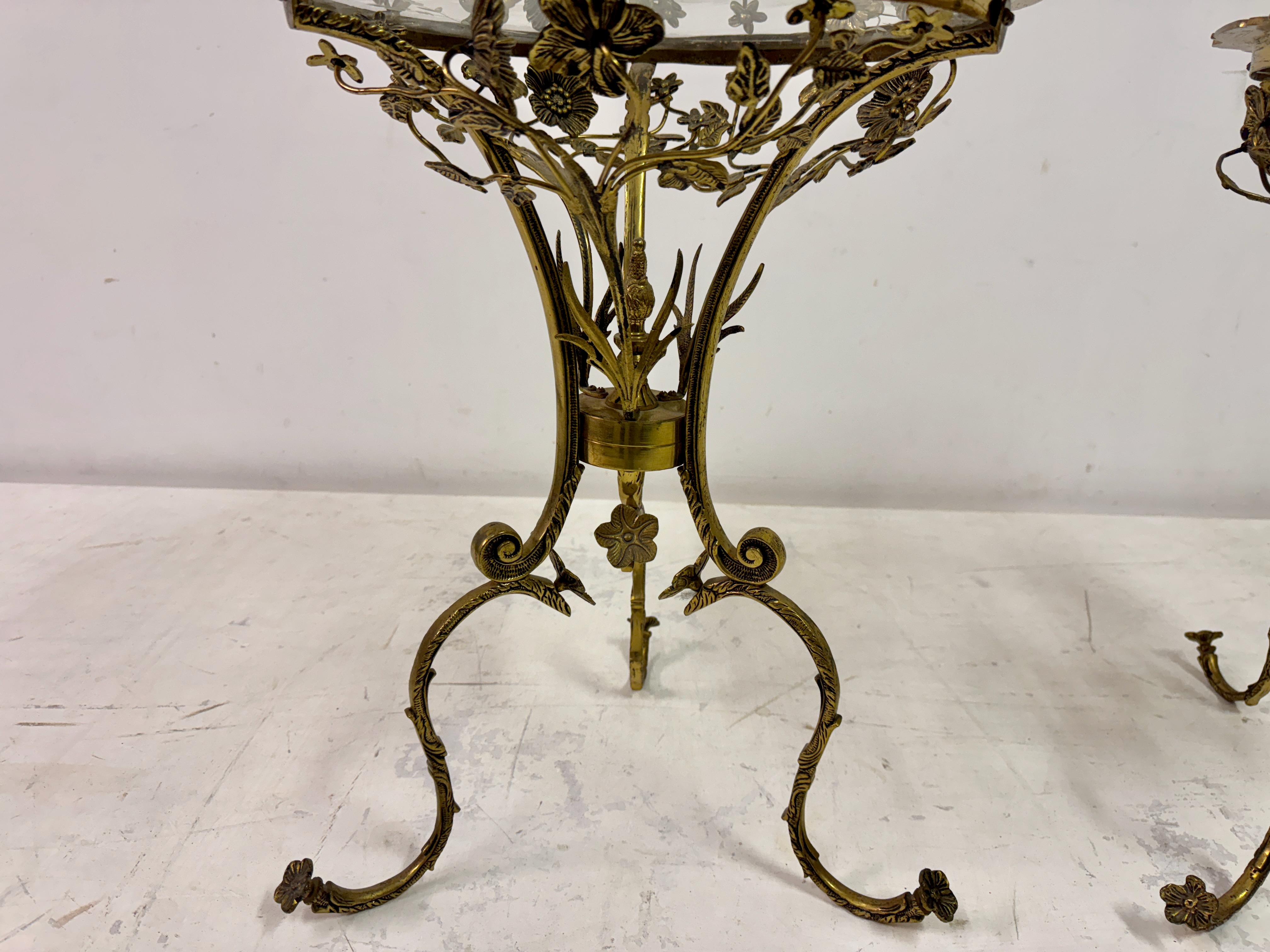 Laiton Paire de tables d'appoint espagnoles du milieu du siècle en laiton orné en vente