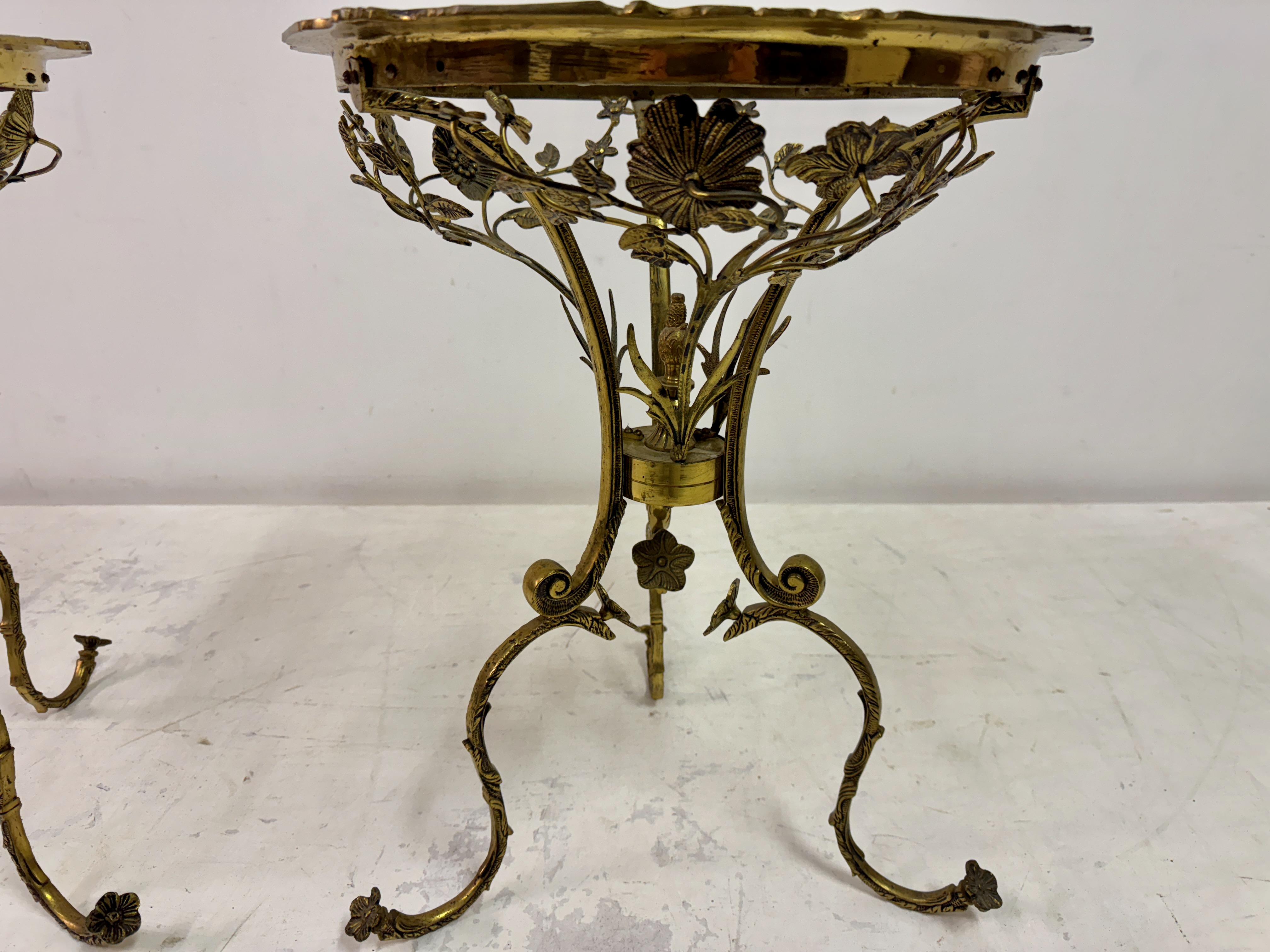 Paire de tables d'appoint espagnoles du milieu du siècle en laiton orné en vente 1