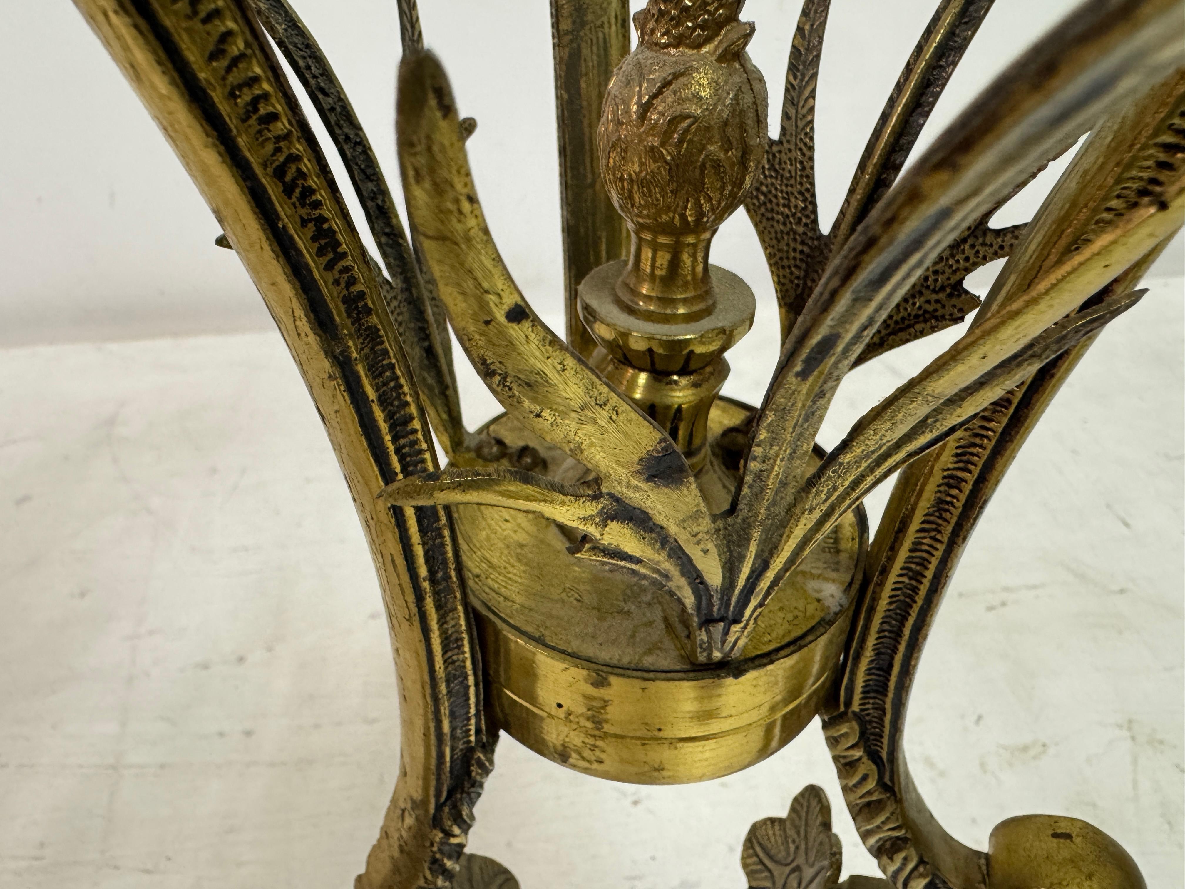 Paire de tables d'appoint espagnoles du milieu du siècle en laiton orné en vente 2