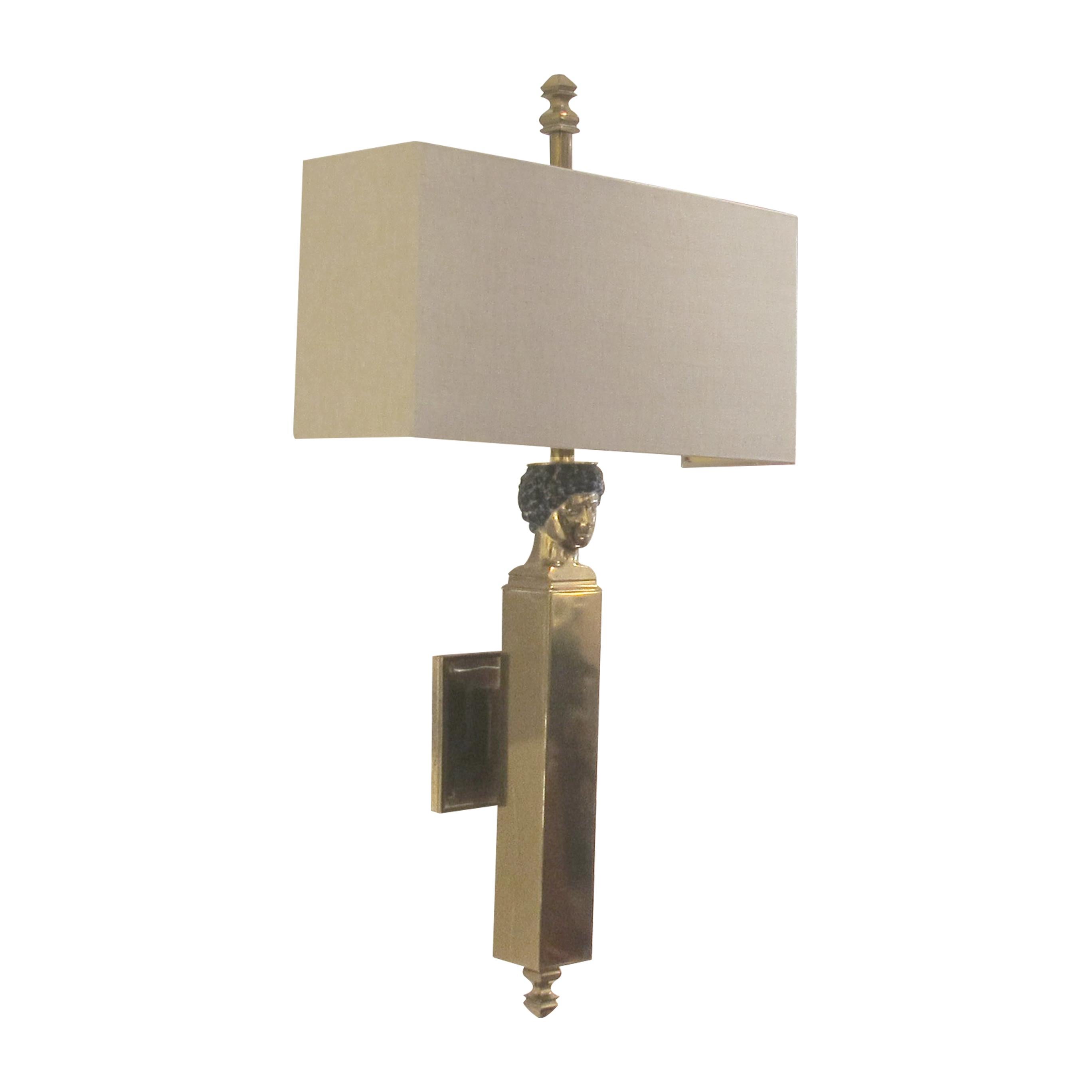 Elegante paire d'appliques espagnoles du milieu du siècle en laiton poli. Chaque applique présente un buste sculptural sous des bras à double ampoule, mêlant des influences classiques et modernistes. Les abat-jours rectangulaires ont été récemment
