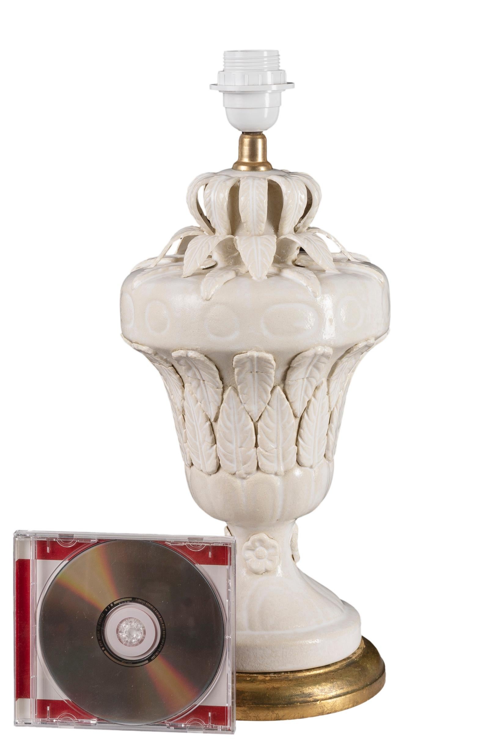 Alla periferia di Valencia, in Spagna, si trova la piccola città di Manises, nota da secoli per le sue tradizioni ceramiche. Negli anni '50 e '60, diverse aziende produssero linee di lampade da tavolo decorative, in una varietà di colori e design.