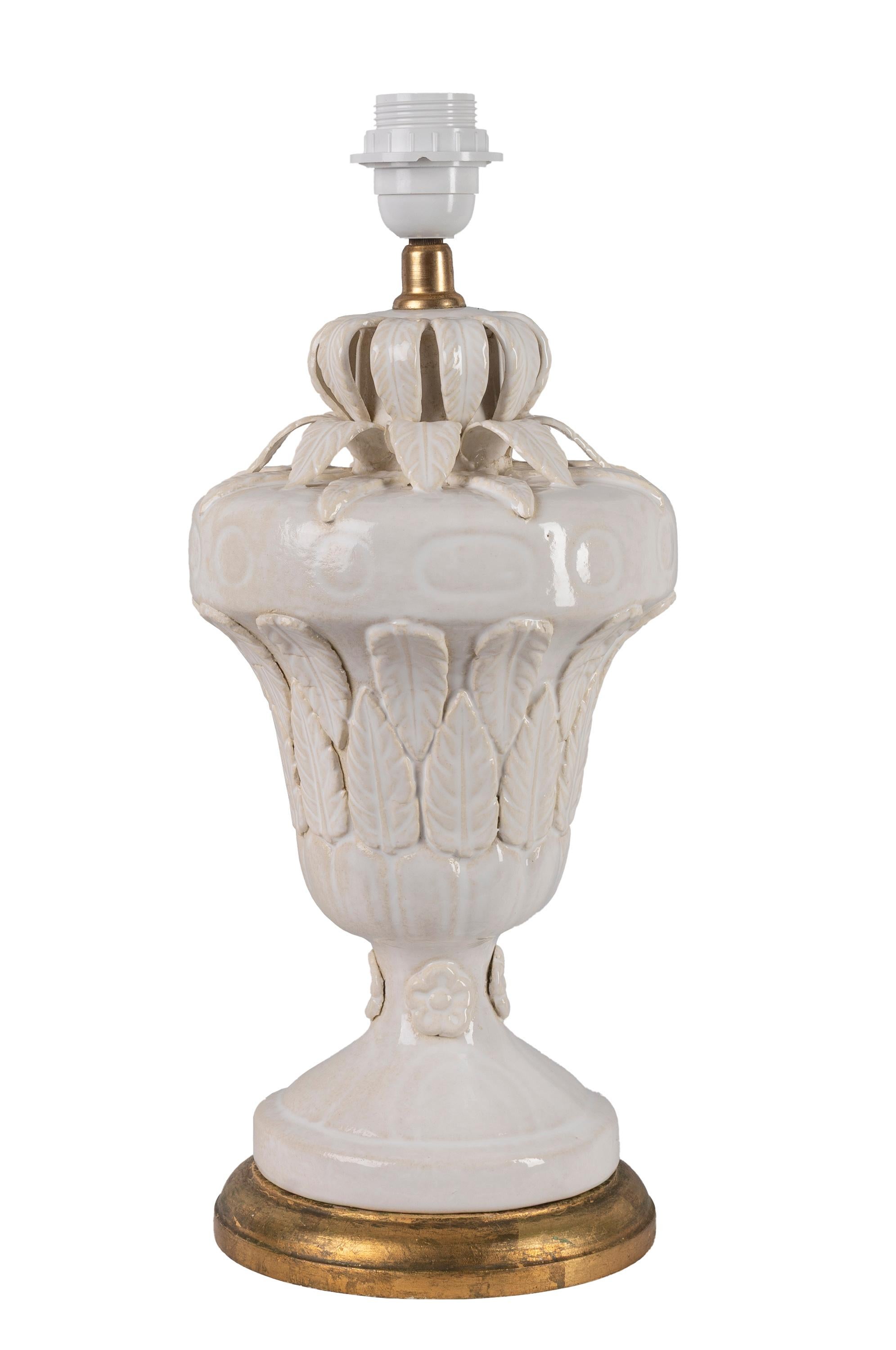 Mid-Century moderno Coppia di lampade spagnole di metà secolo in ceramica, smalto bianco, motivo floreale, Manises in vendita