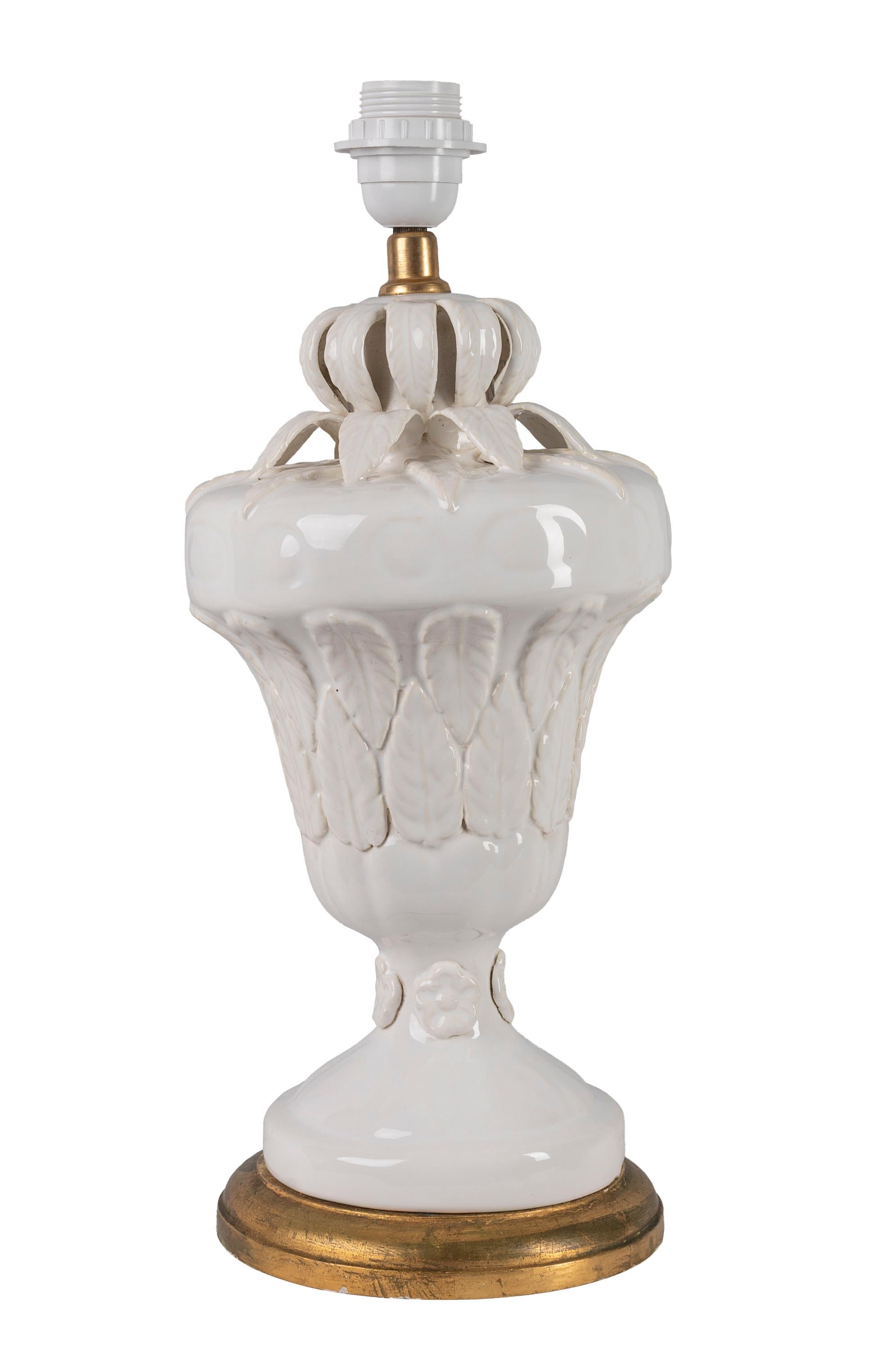 Spagnolo Coppia di lampade spagnole di metà secolo in ceramica, smalto bianco, motivo floreale, Manises in vendita