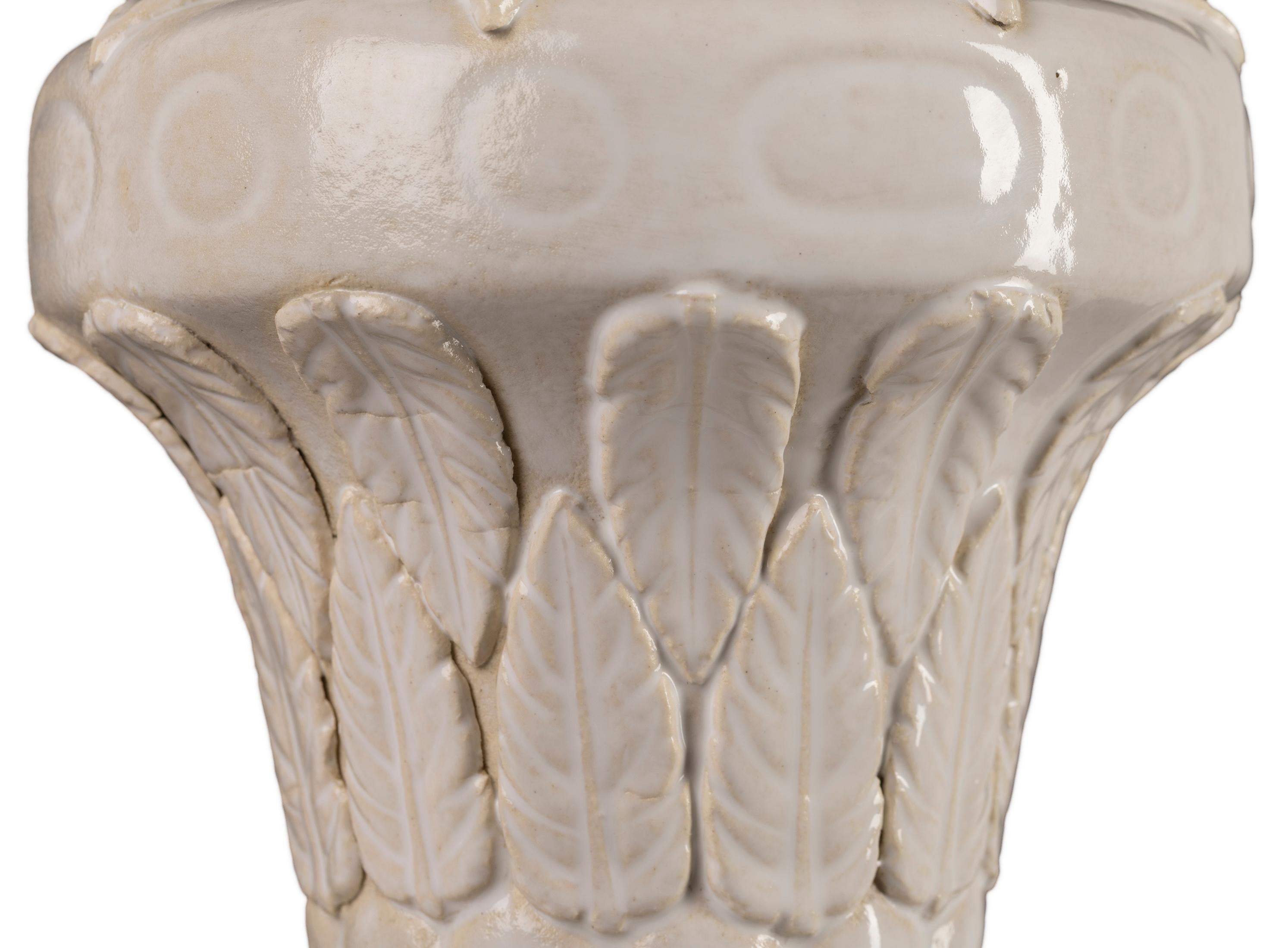 Smaltato Coppia di lampade spagnole di metà secolo in ceramica, smalto bianco, motivo floreale, Manises in vendita