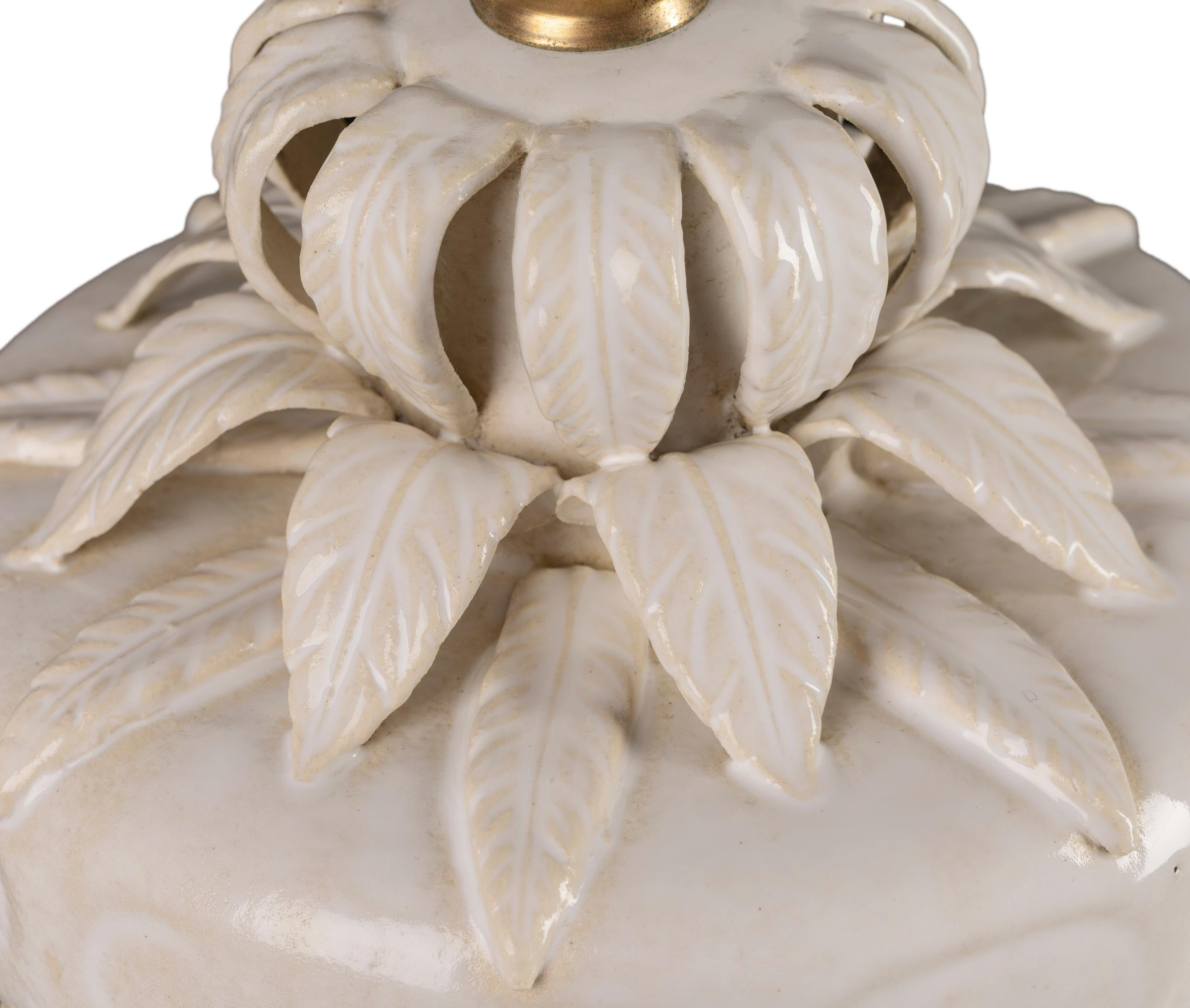 Coppia di lampade spagnole di metà secolo in ceramica, smalto bianco, motivo floreale, Manises In condizioni buone in vendita a Madrid, ES