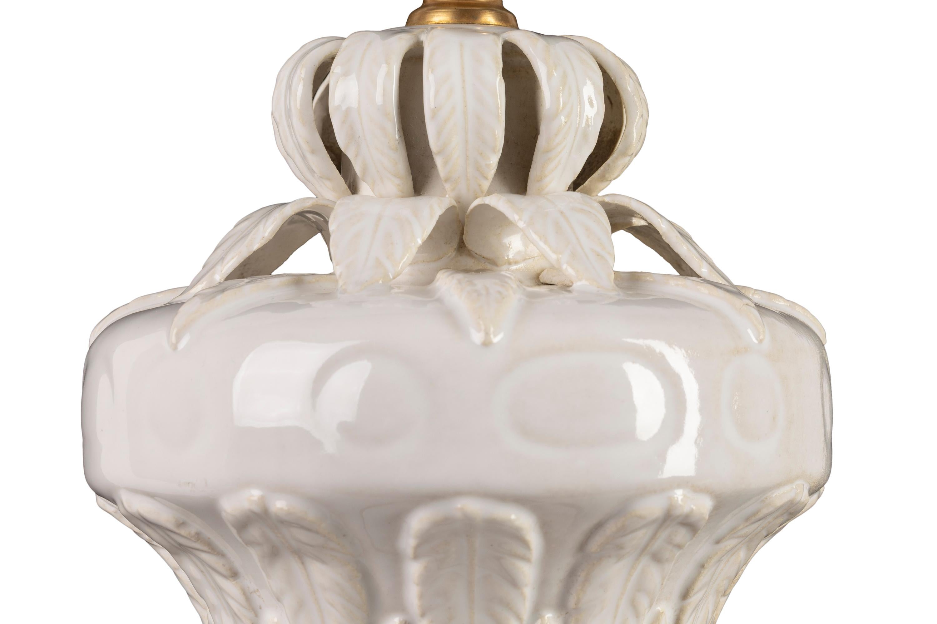XX secolo Coppia di lampade spagnole di metà secolo in ceramica, smalto bianco, motivo floreale, Manises in vendita