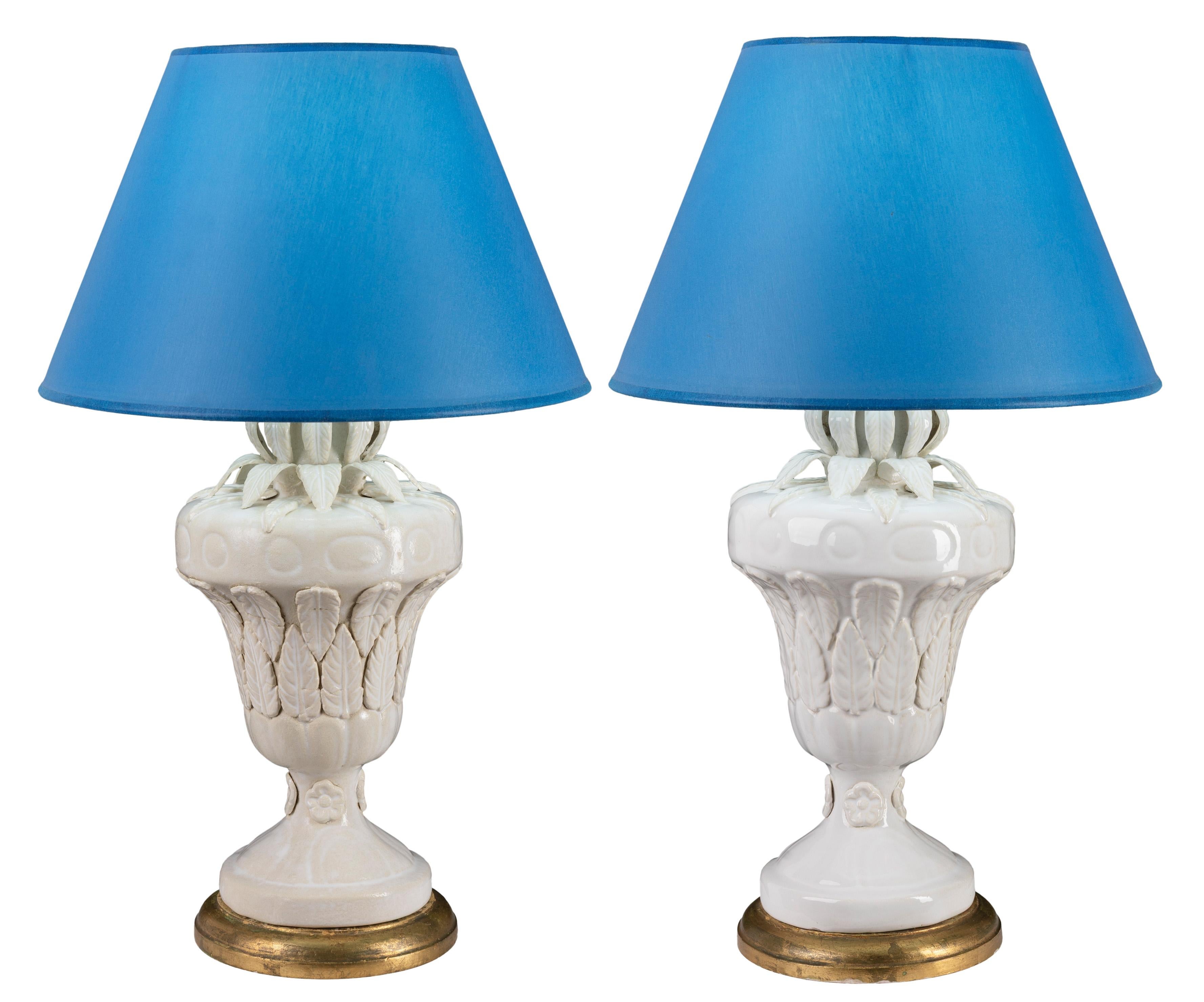 Ceramica Coppia di lampade spagnole di metà secolo in ceramica, smalto bianco, motivo floreale, Manises in vendita