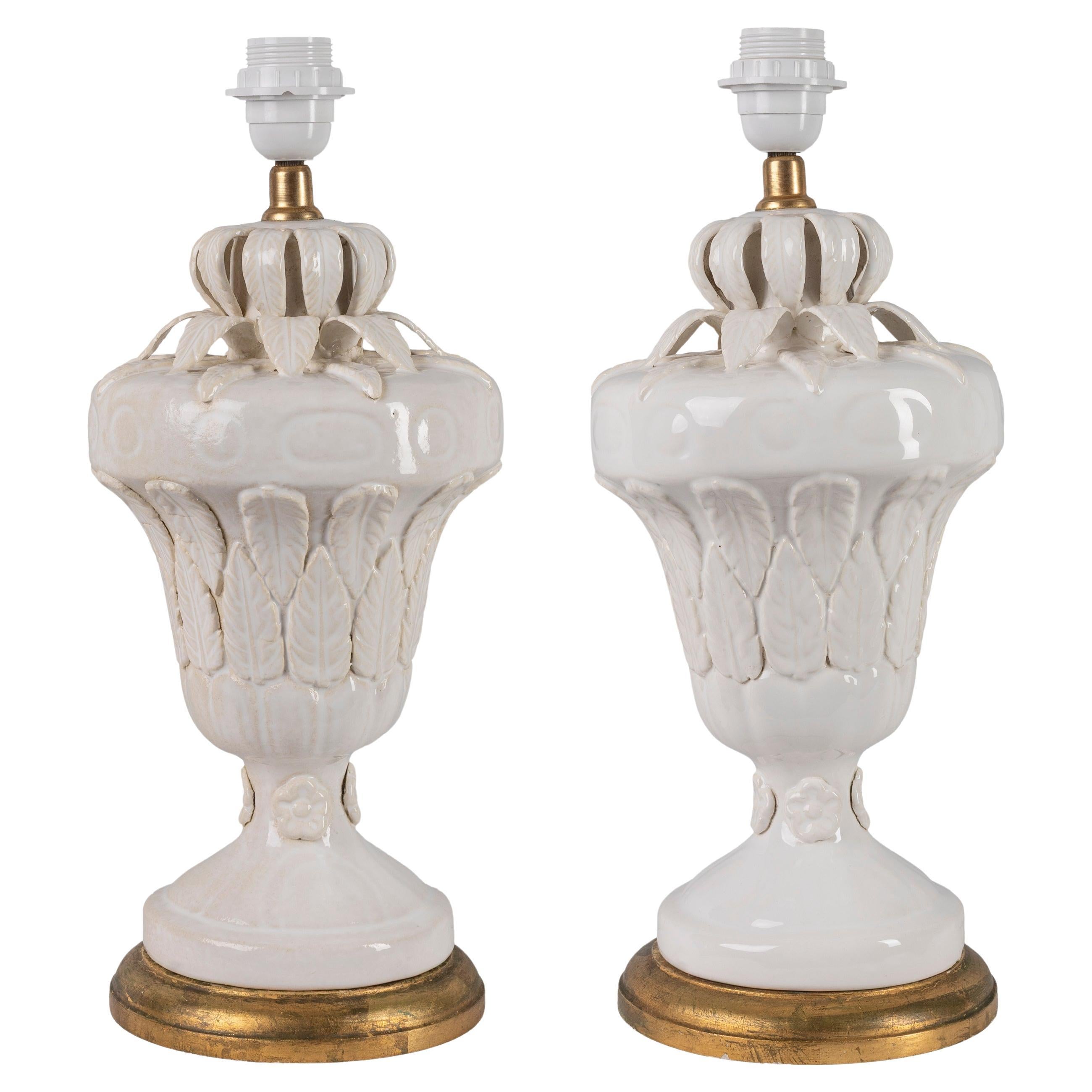Coppia di lampade spagnole di metà secolo in ceramica, smalto bianco, motivo floreale, Manises