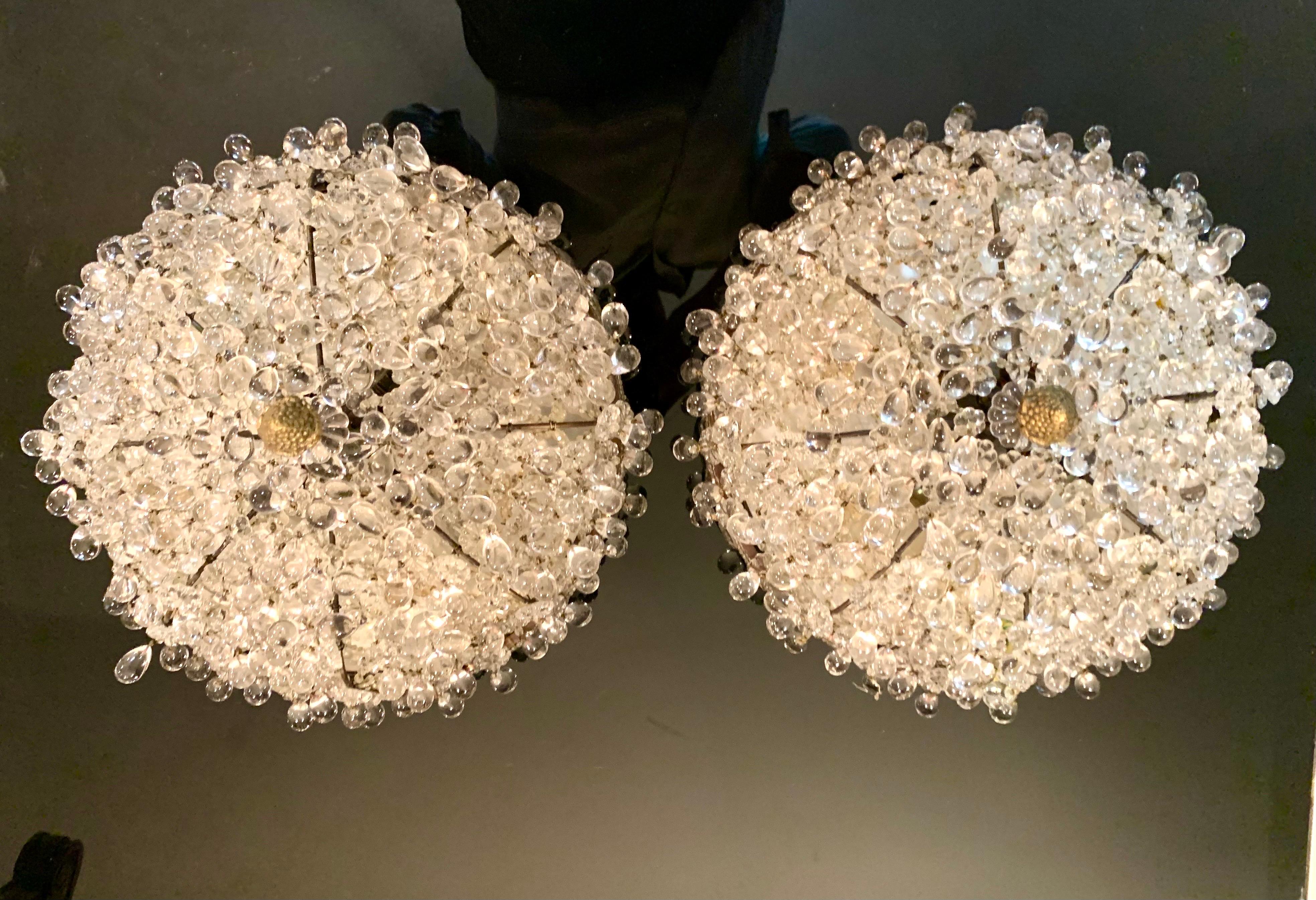 Coppia di pendenti da soffitto in vetro cristallino e ottone della Spagna di metà secolo in vendita 7