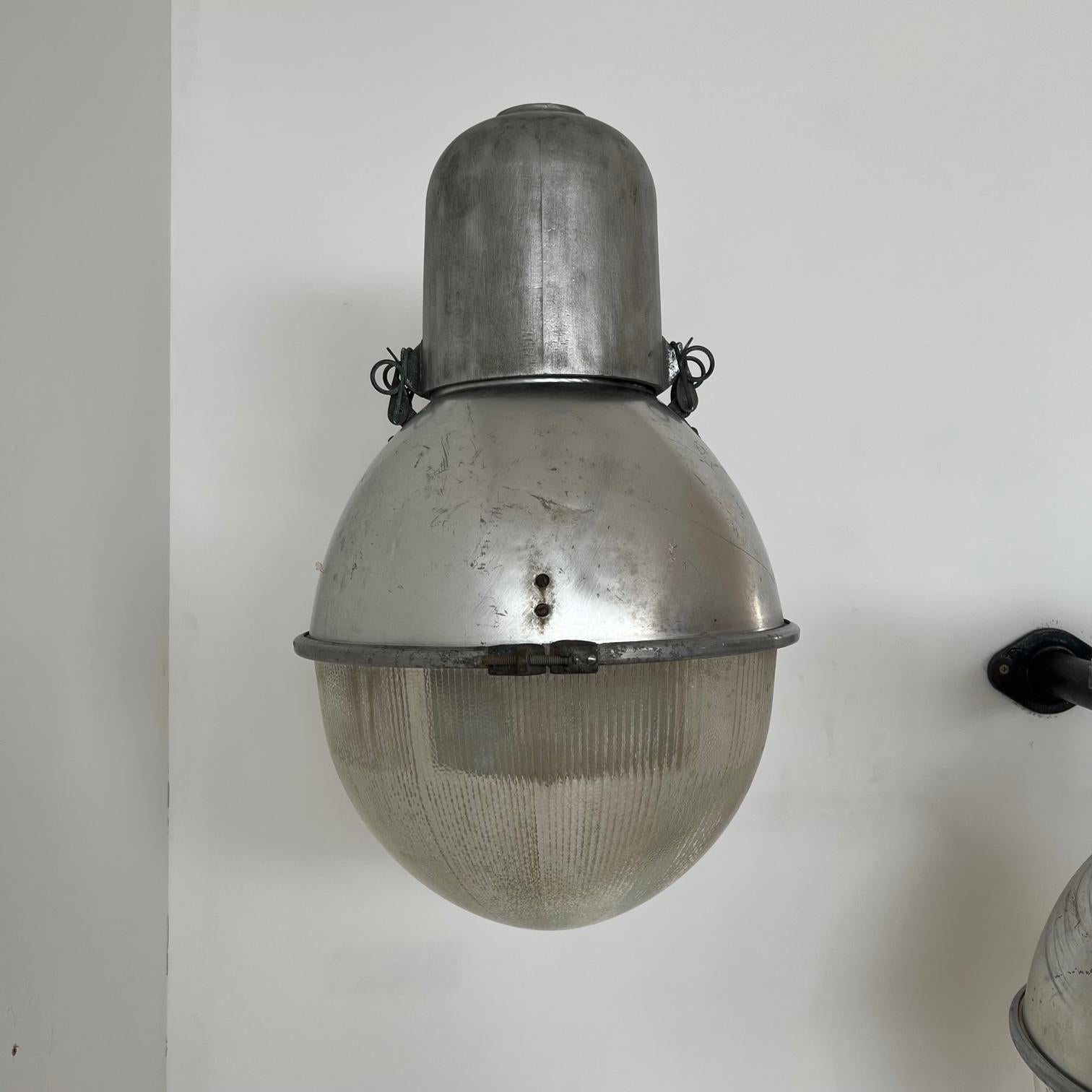 Pair of Mid-Century Spanish Industrial Wall Lights In Good Condition For Sale In London, GB