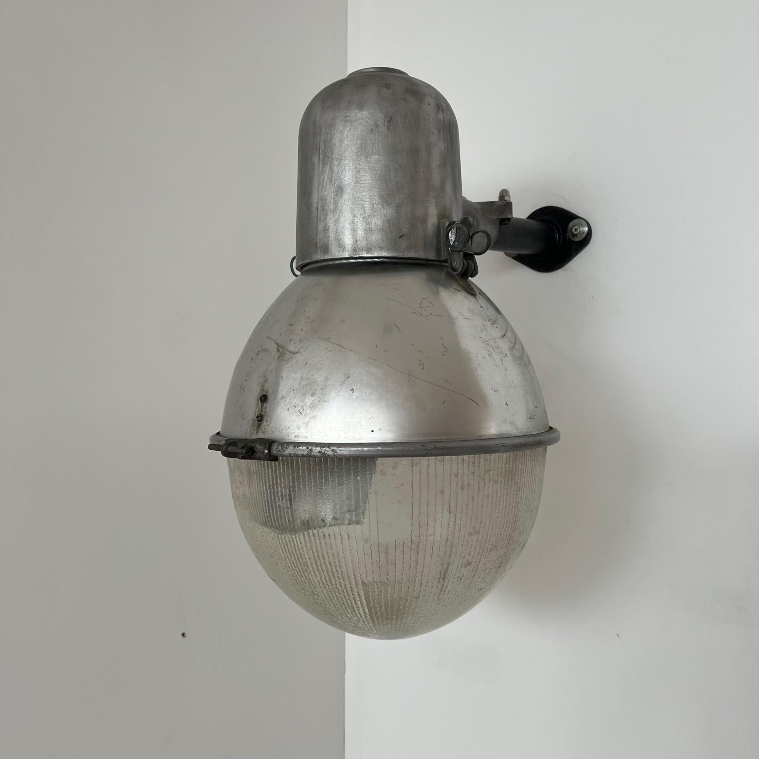 20th Century Pair of Mid-Century Spanish Industrial Wall Lights For Sale
