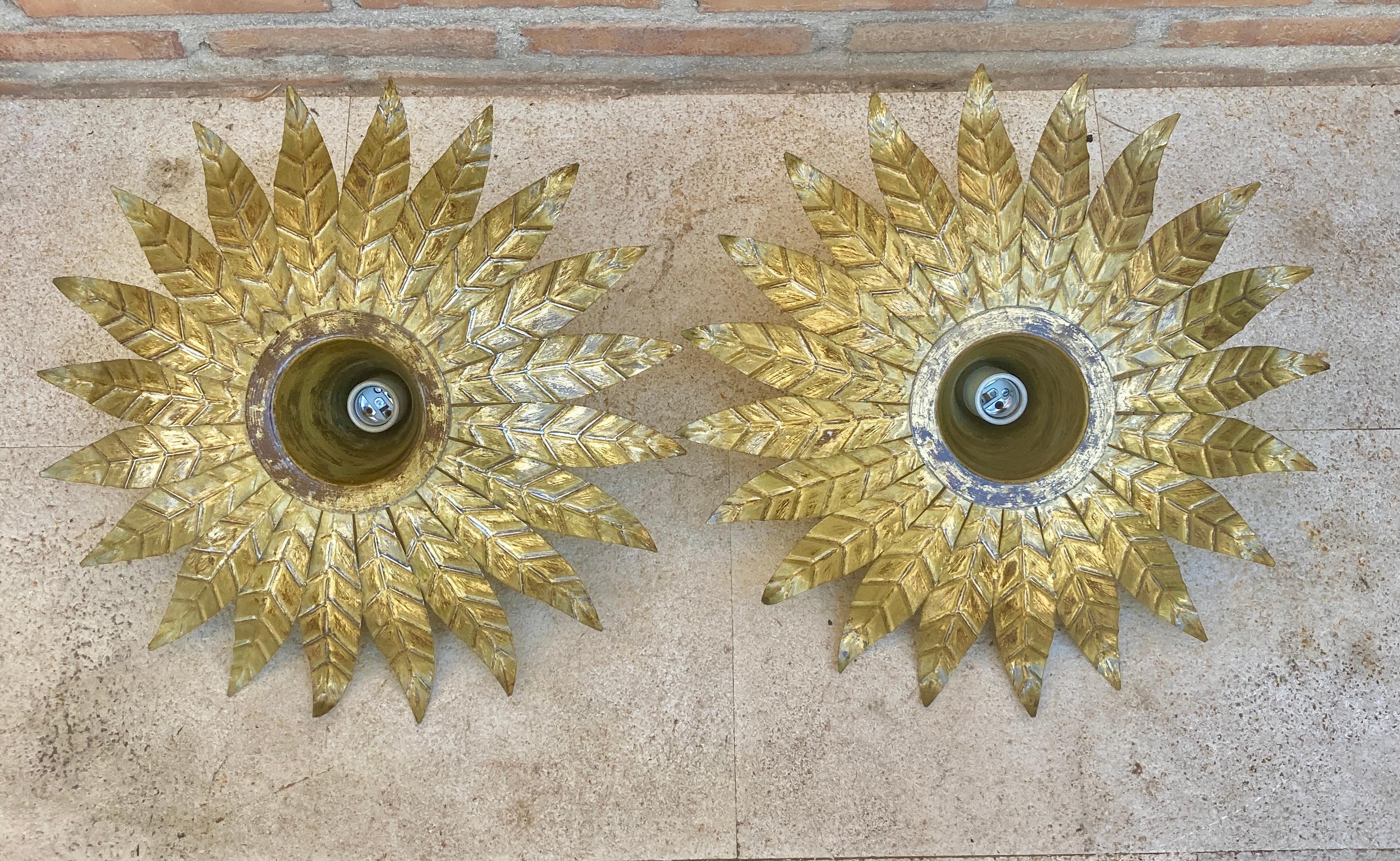 Pair of ceiling or wall sconce with mid-century Spanish sunrays. Brass flush mount with variegated gold metal frame. Sun blast. Measurements: 17 cms deep. This piece can be placed as a wall lamp or as a recessed ceiling. Very good vintage condition.