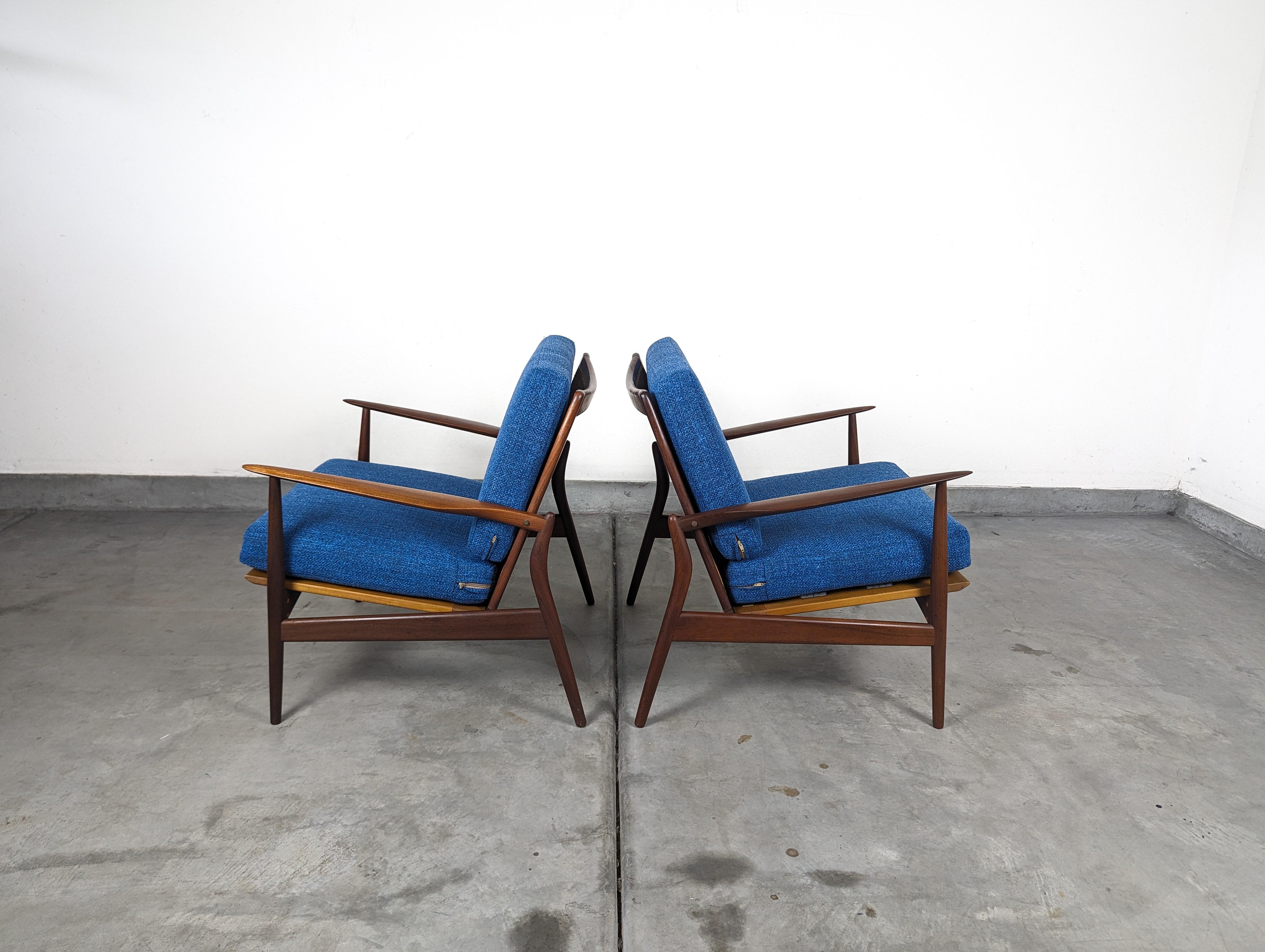 Danish Pair of Mid Century Spear Teak Lounge Chairs by Ib Kofod-Larsen for Selig, c1960 For Sale