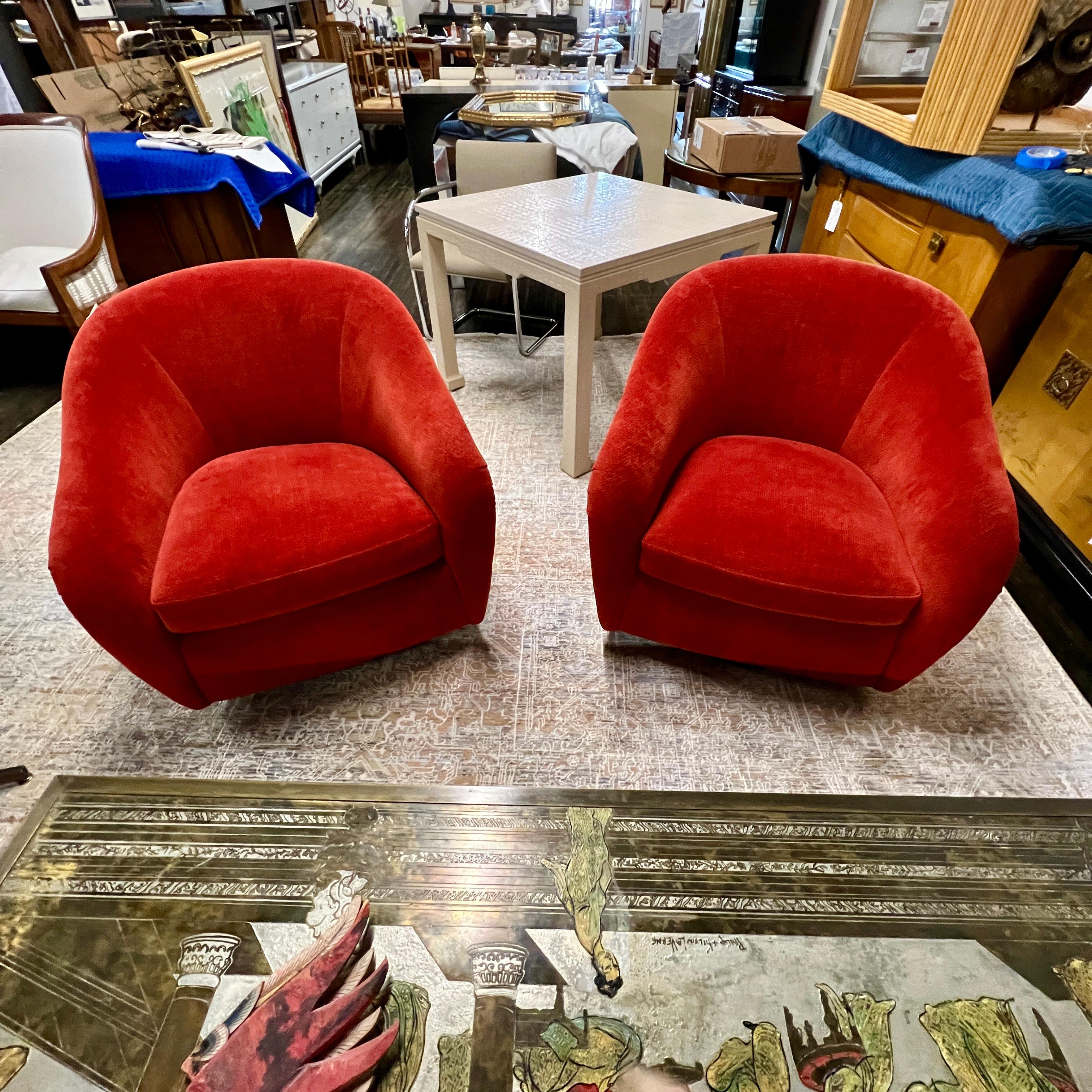 Paire de chaises longues à baignoire du milieu du siècle, couleur épice, sur socle en noyer en vente 3