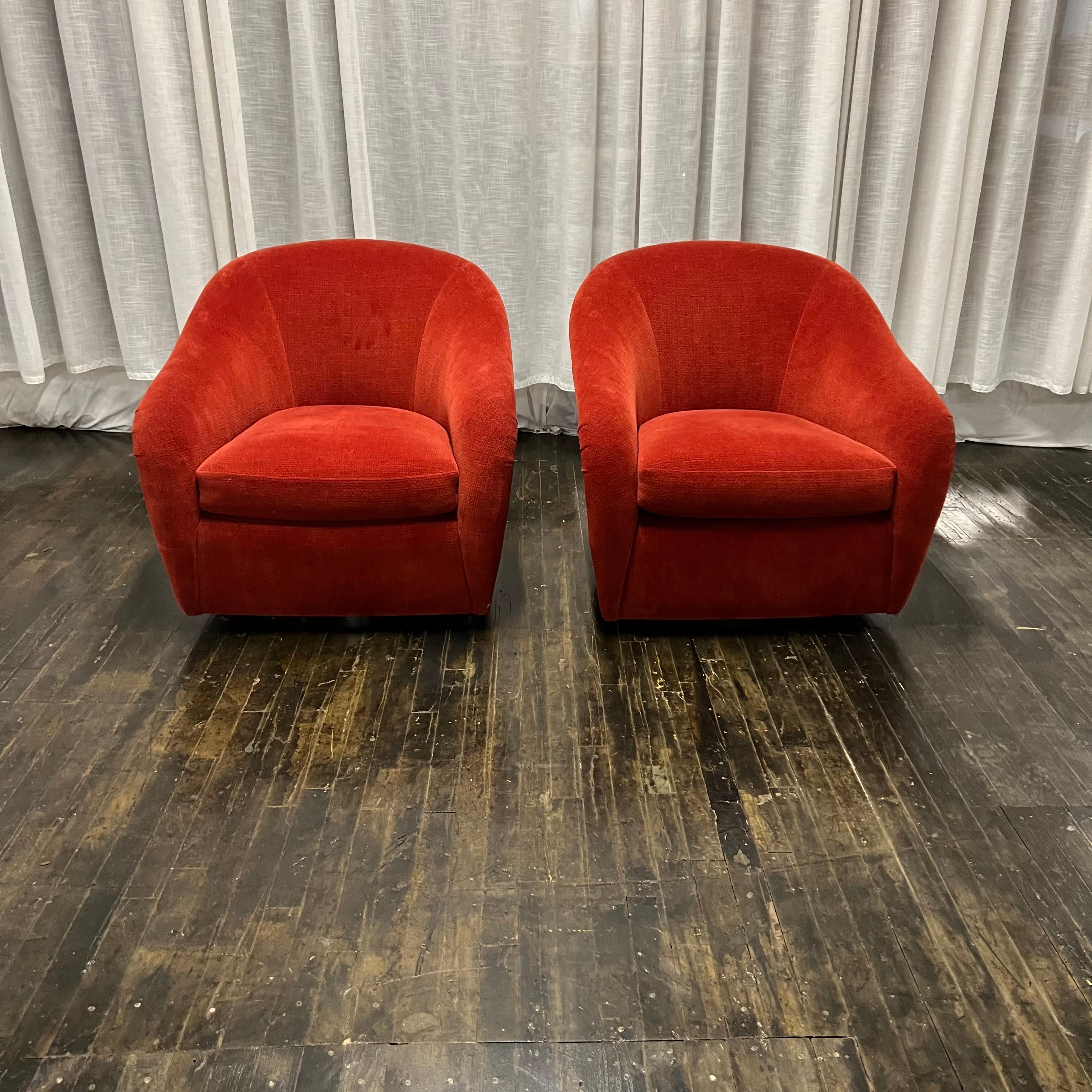 Deux magnifiques et extrêmement confortables chaises baignoires du milieu du siècle par Interior Crafts, vendues comme une paire.  Rembourrage original en peluche d'un rouge tirant sur les épices chaudes. Base en noyer. Très propre et en très bon
