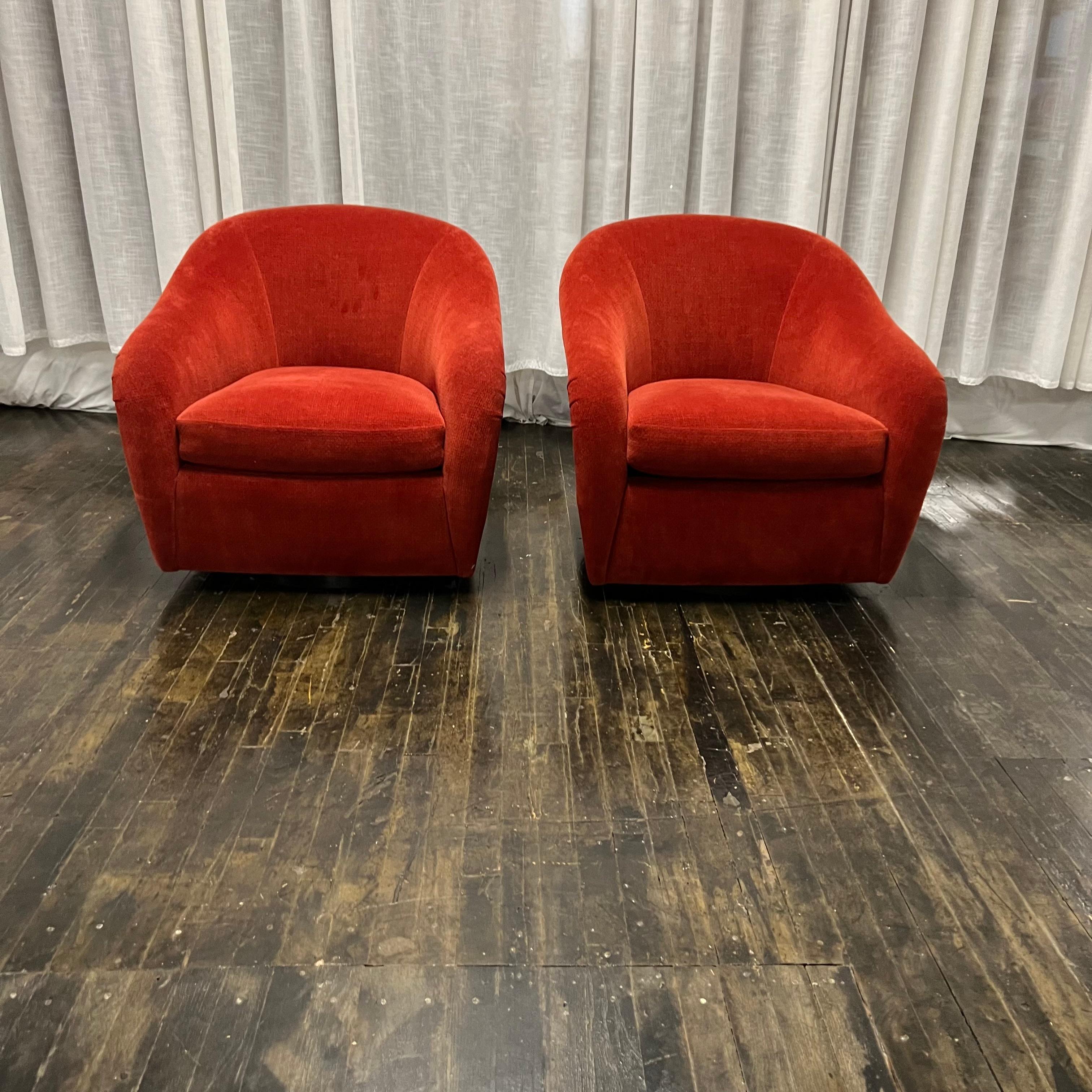 Mid-Century Modern Paire de chaises longues à baignoire du milieu du siècle, couleur épice, sur socle en noyer en vente