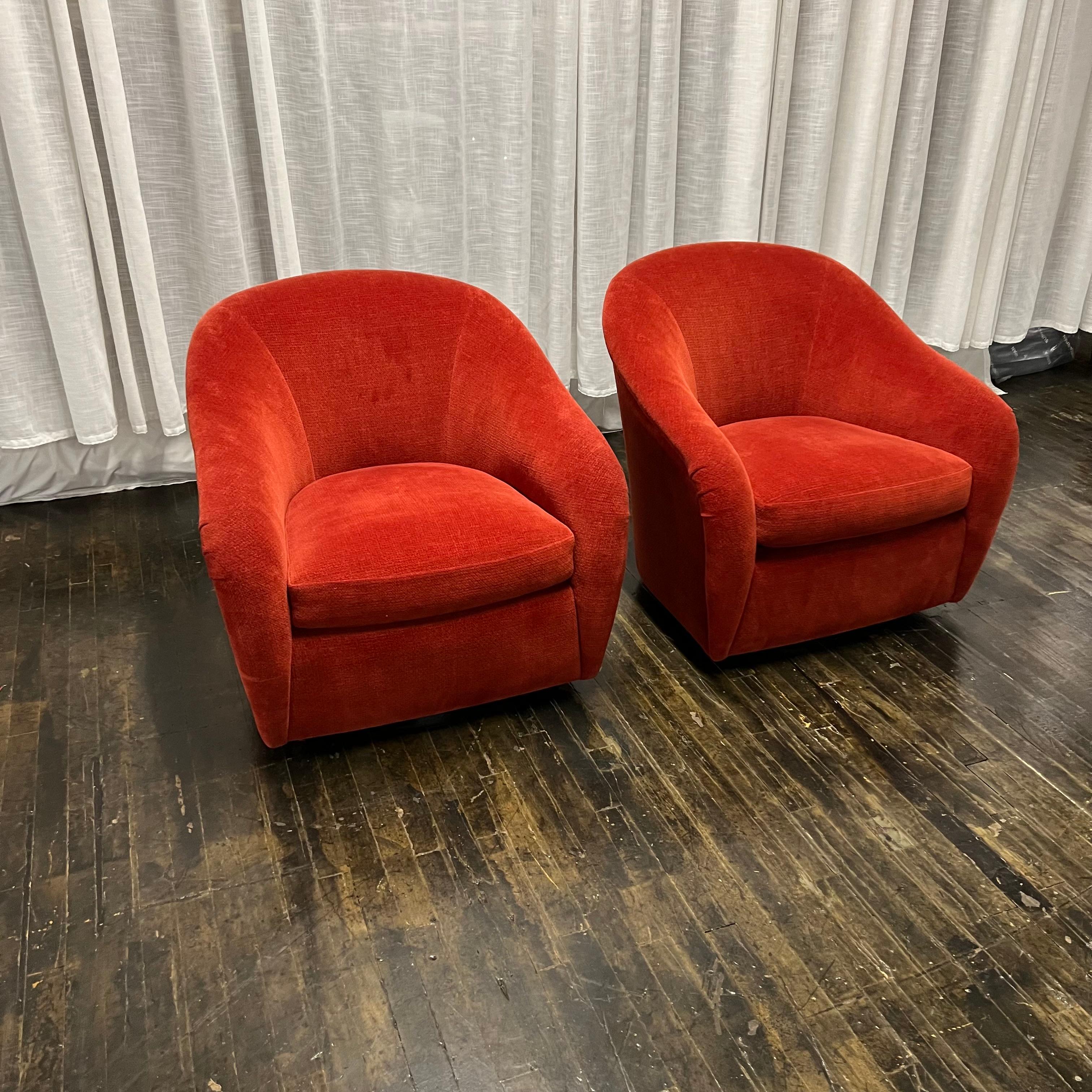 Américain Paire de chaises longues à baignoire du milieu du siècle, couleur épice, sur socle en noyer en vente