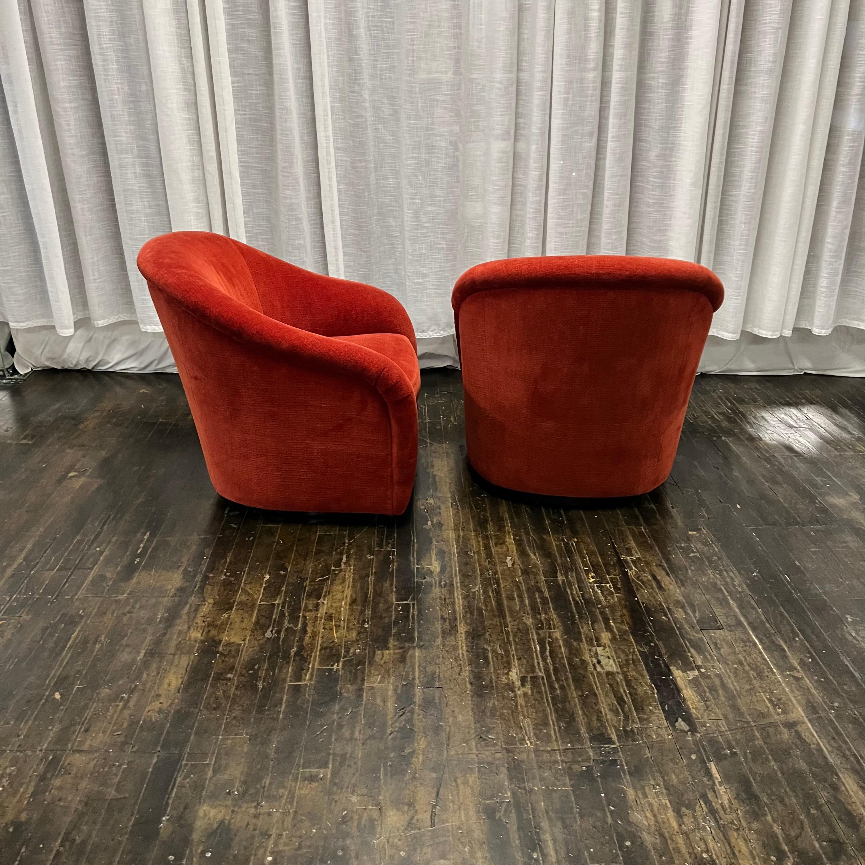 Paire de chaises longues à baignoire du milieu du siècle, couleur épice, sur socle en noyer Bon état - En vente à Chicago, IL