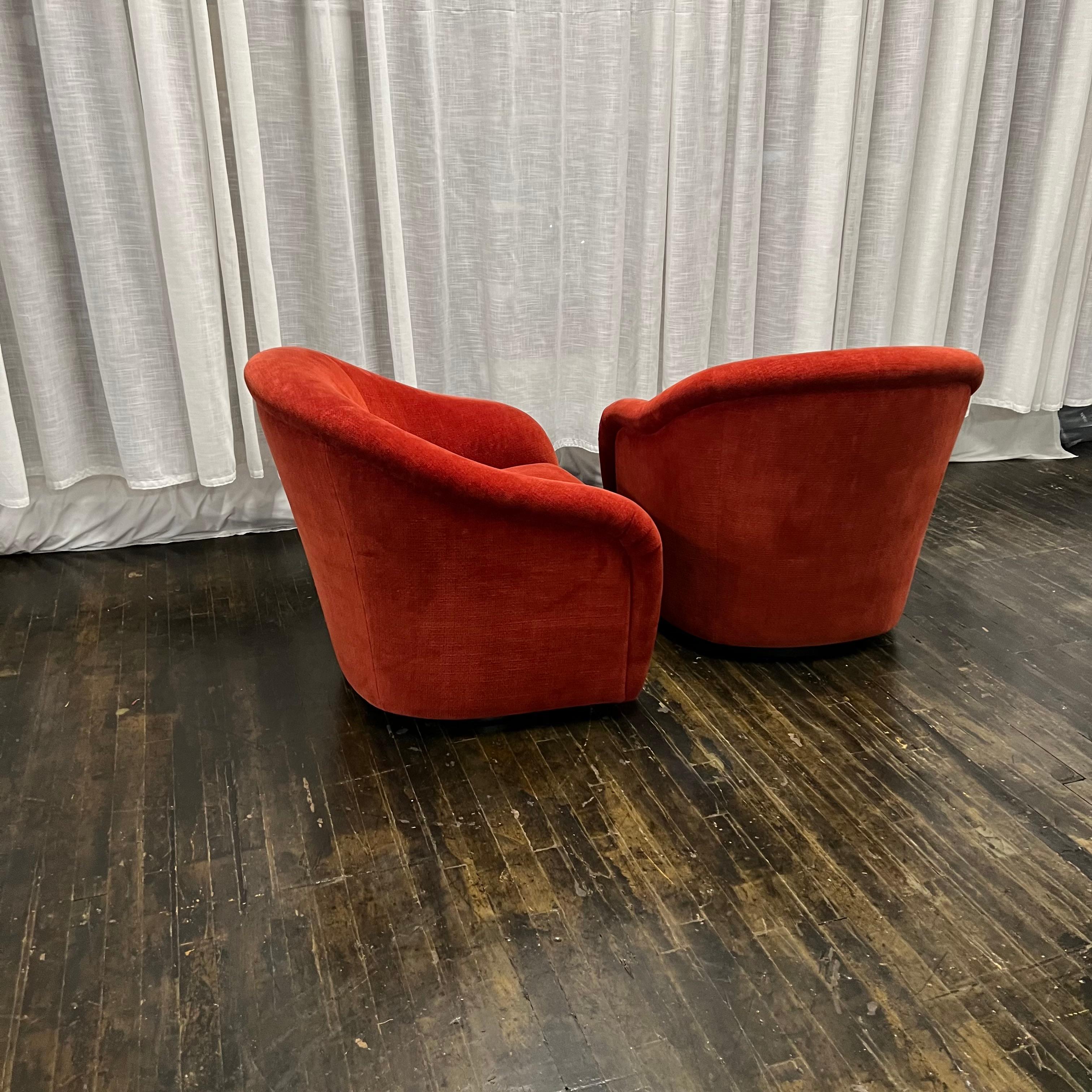 20ième siècle Paire de chaises longues à baignoire du milieu du siècle, couleur épice, sur socle en noyer en vente