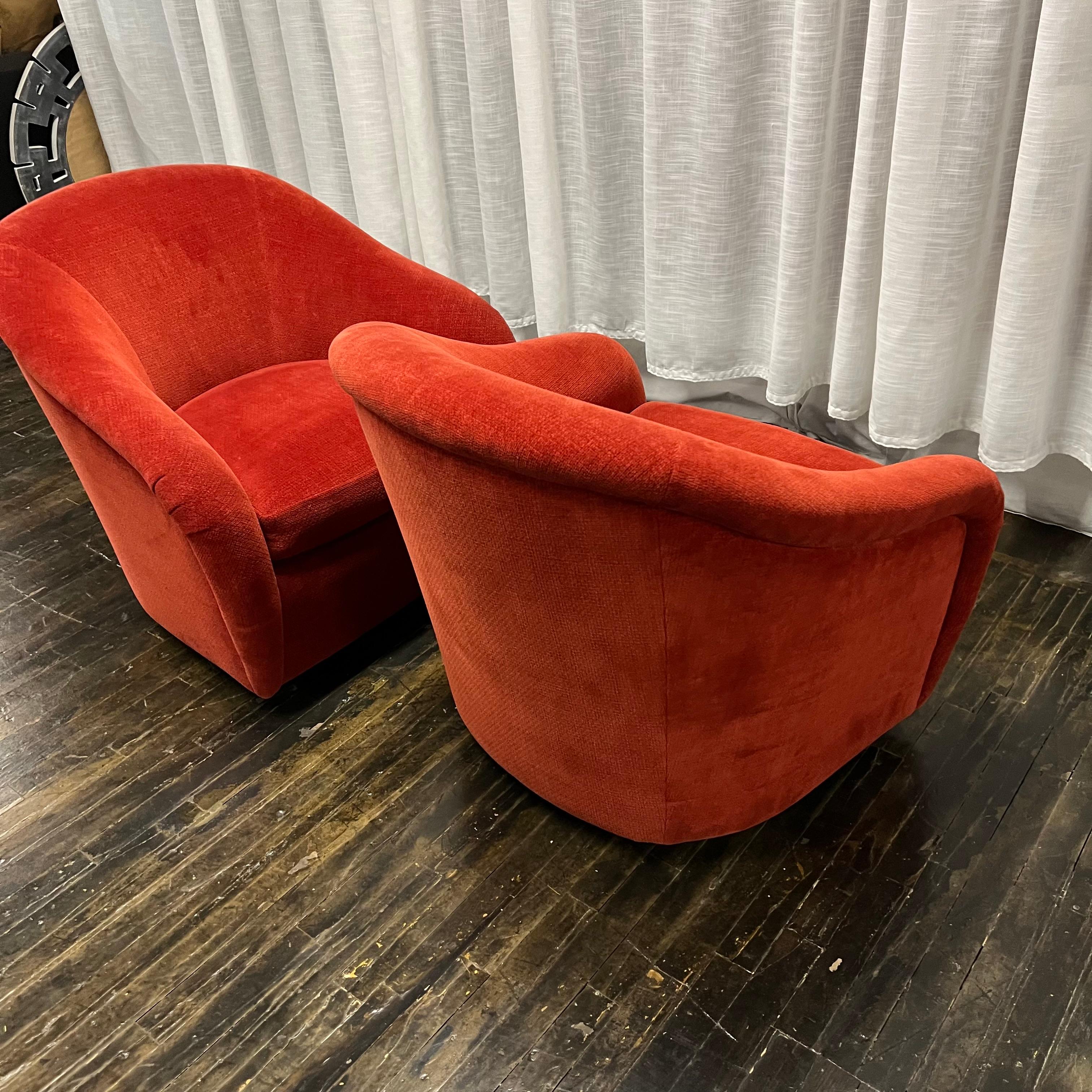 Tissu d'ameublement Paire de chaises longues à baignoire du milieu du siècle, couleur épice, sur socle en noyer en vente