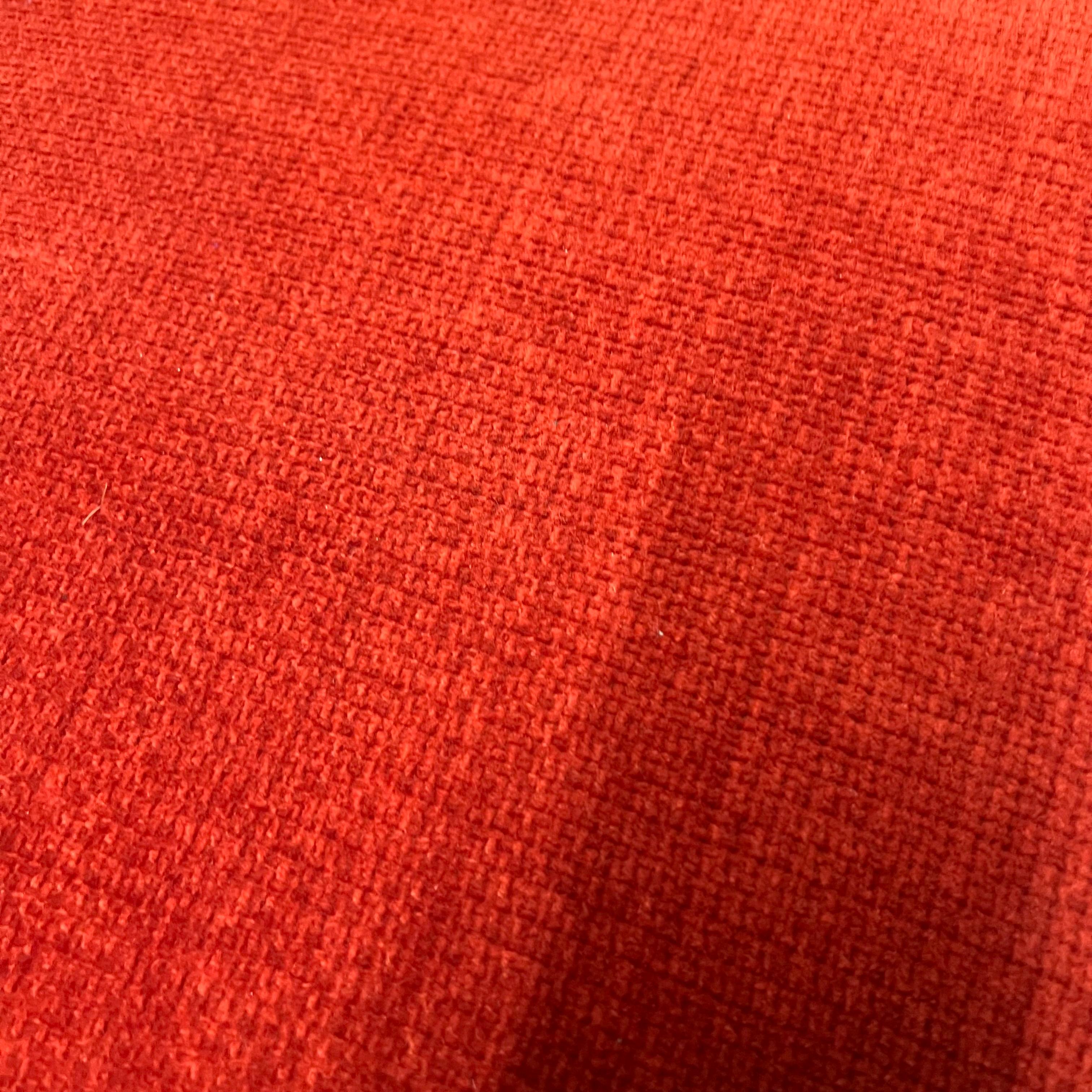 Paire de chaises longues à baignoire du milieu du siècle, couleur épice, sur socle en noyer en vente 1