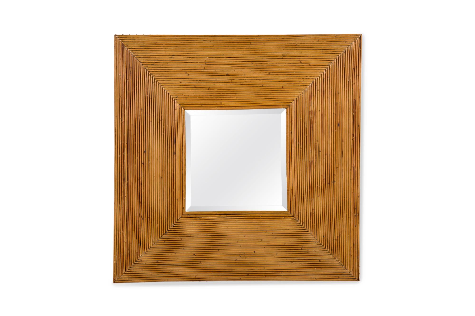 COPPIA di specchi da parete quadrati della metà del secolo scorso con cornici sfaccettate convesse in canna da zucchero e specchio centrale quadrato. (PREZZO IN COPPIA)