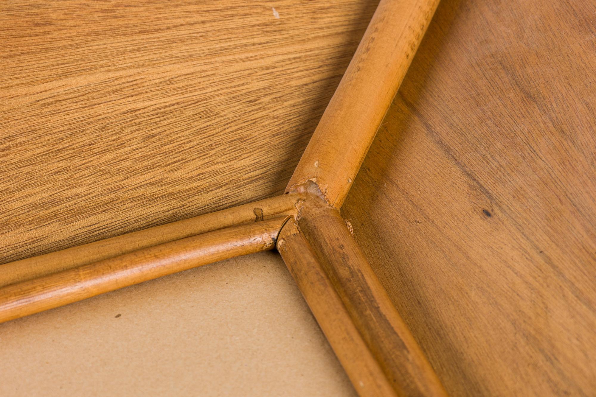 Legno Coppia di specchi da parete quadrati con cornice a canne di matita del Medioevo in vendita