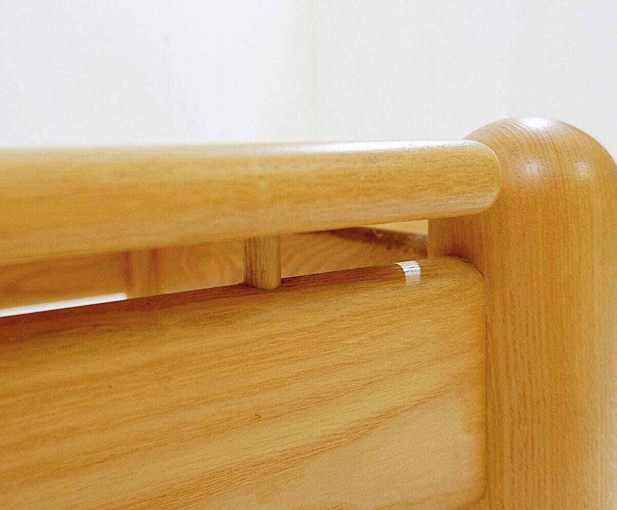 Ein Paar quadratische Couchtische aus Kiefernholz im Stil von Ilmari Tapiovaara aus der Mitte des Jahrhunderts
Paar quadratische Beistelltische aus massivem Kiefernholz
Maße: 54cmx54cm H:39.5cm 
MATERIAL : Holz 
Ilmari Tapiovaara - Couchtisch