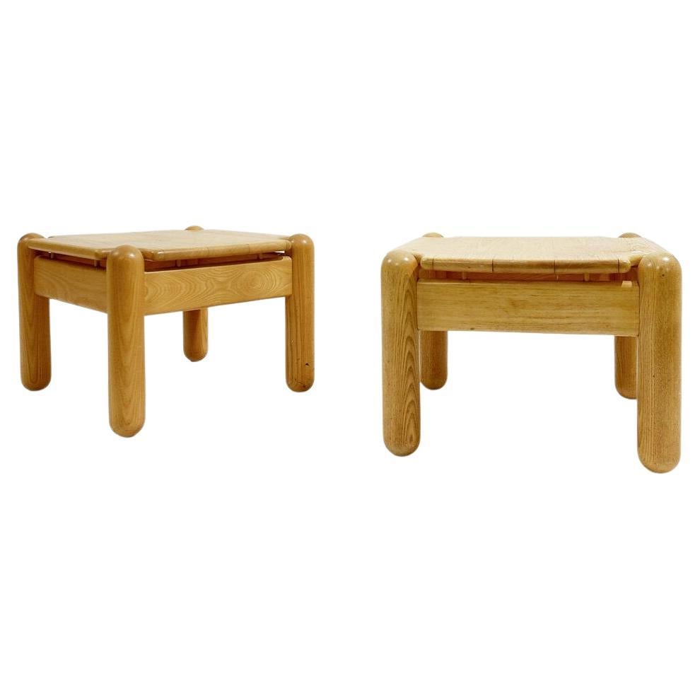 Ein Paar quadratische Couchtische aus Kiefernholz im Stil von Ilmari Tapiovaara aus der Mitte des Jahrhunderts im Angebot