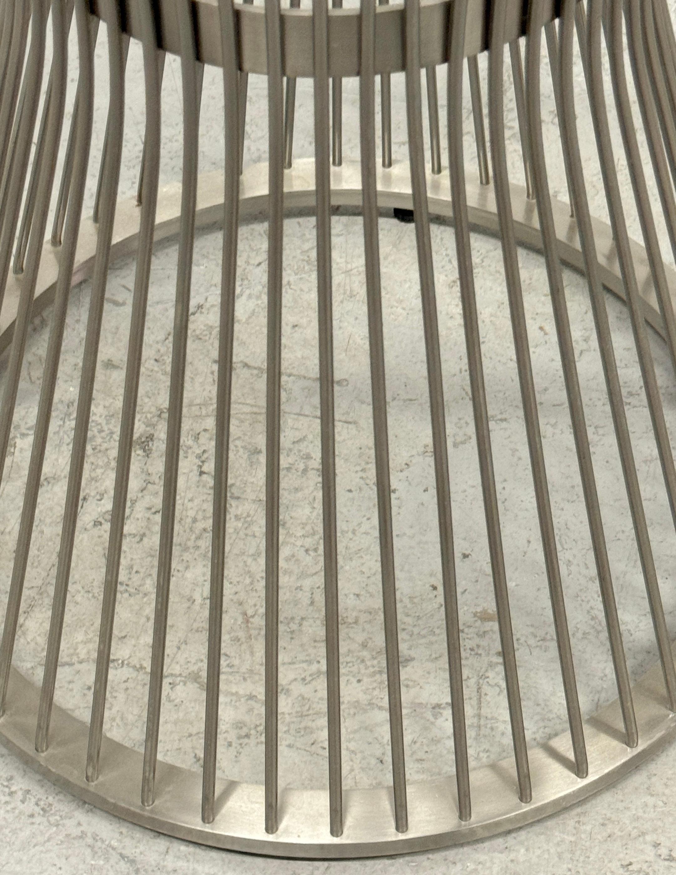 Paar Beistelltische aus Edelstahl aus der Mitte des Jahrhunderts, Stil von Platner im Angebot 3