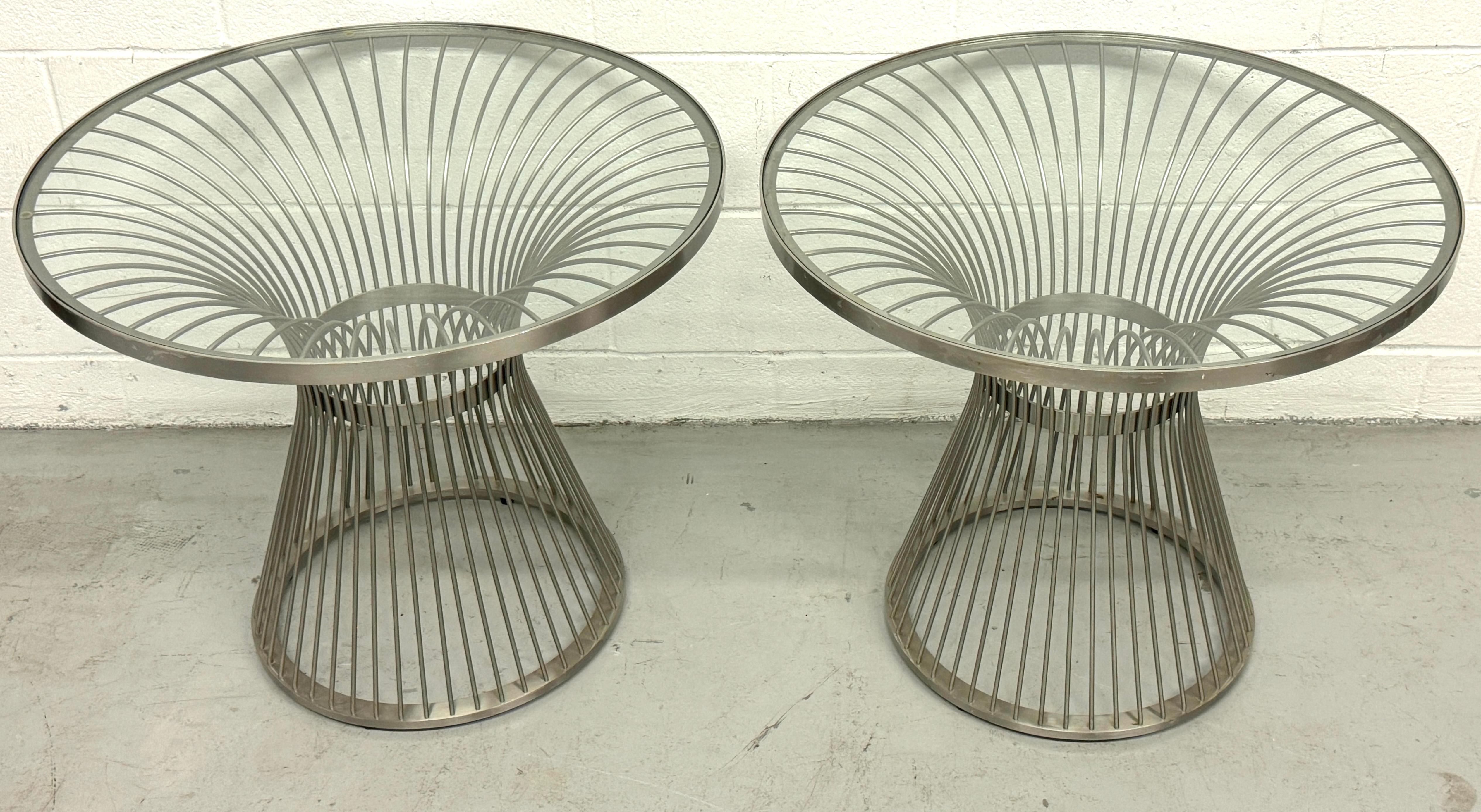 Paar Beistelltische aus Edelstahl aus der Mitte des Jahrhunderts, Stil von Platner
USA, ca. 1990er Jahre

Dieses auffällige Paar Beistelltische aus Edelstahl aus der Mitte des Jahrhunderts, das von den ikonischen Entwürfen von Warren Platner