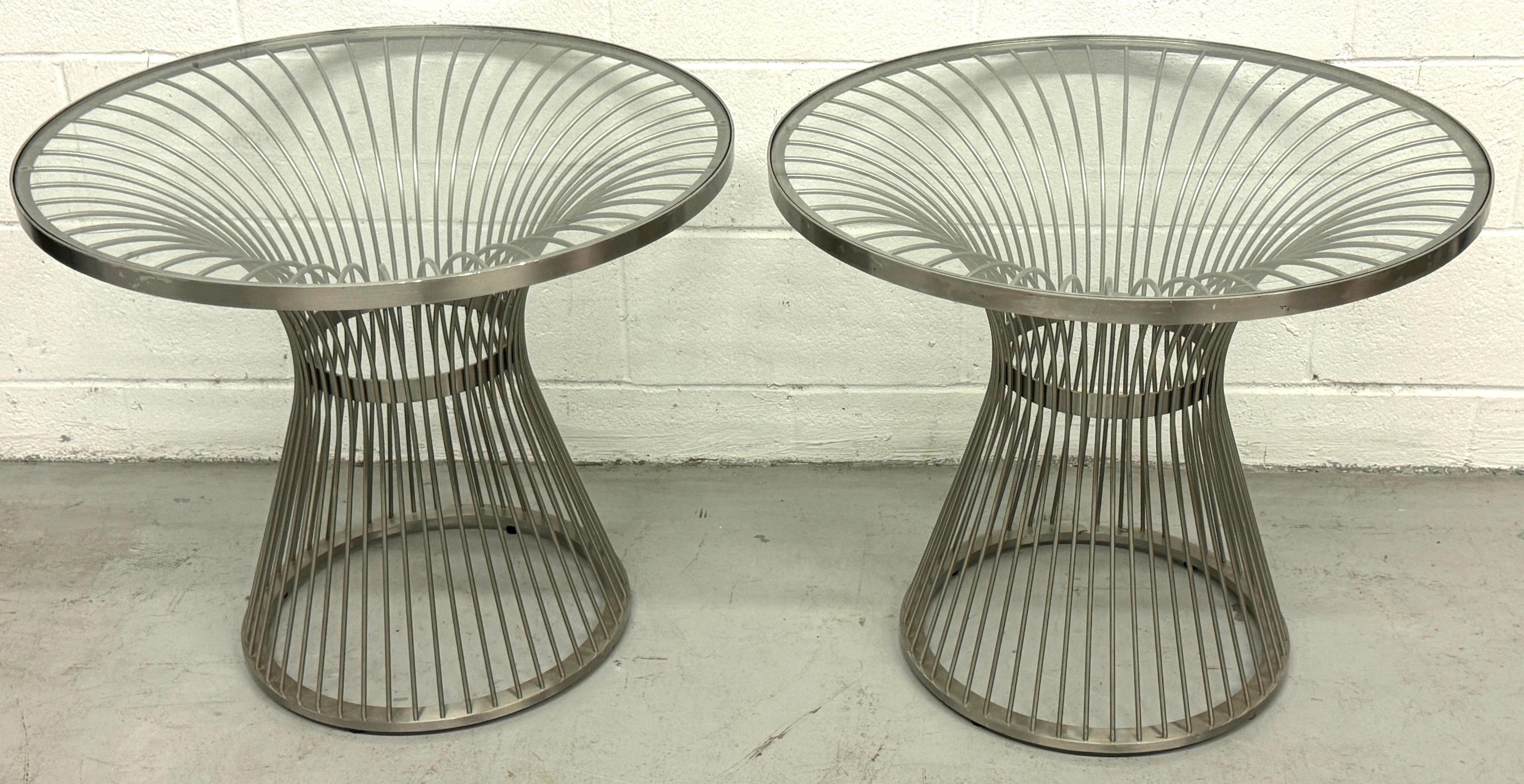 Paar Beistelltische aus Edelstahl aus der Mitte des Jahrhunderts, Stil von Platner (Moderne der Mitte des Jahrhunderts) im Angebot