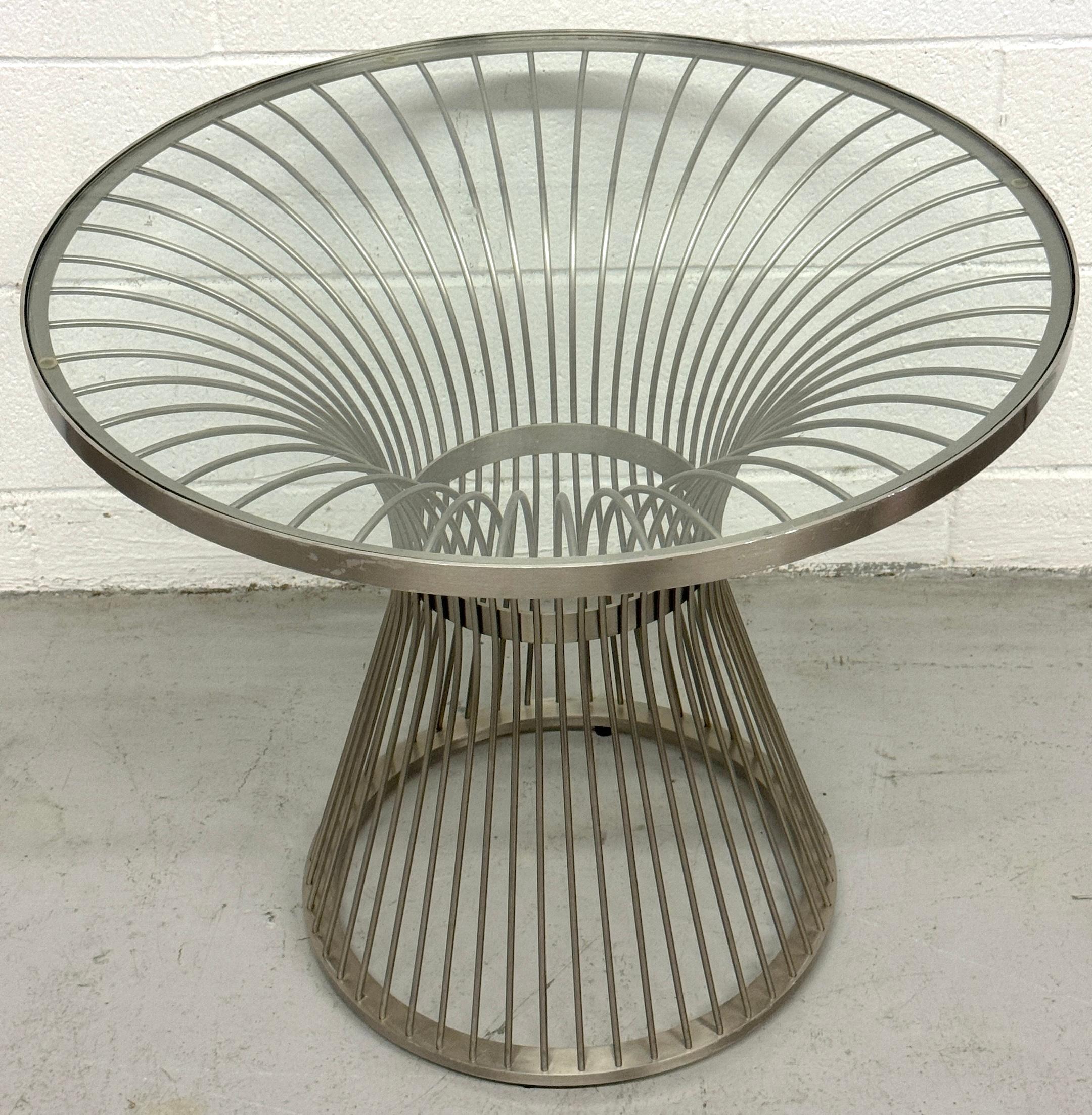 Paar Beistelltische aus Edelstahl aus der Mitte des Jahrhunderts, Stil von Platner (amerikanisch) im Angebot
