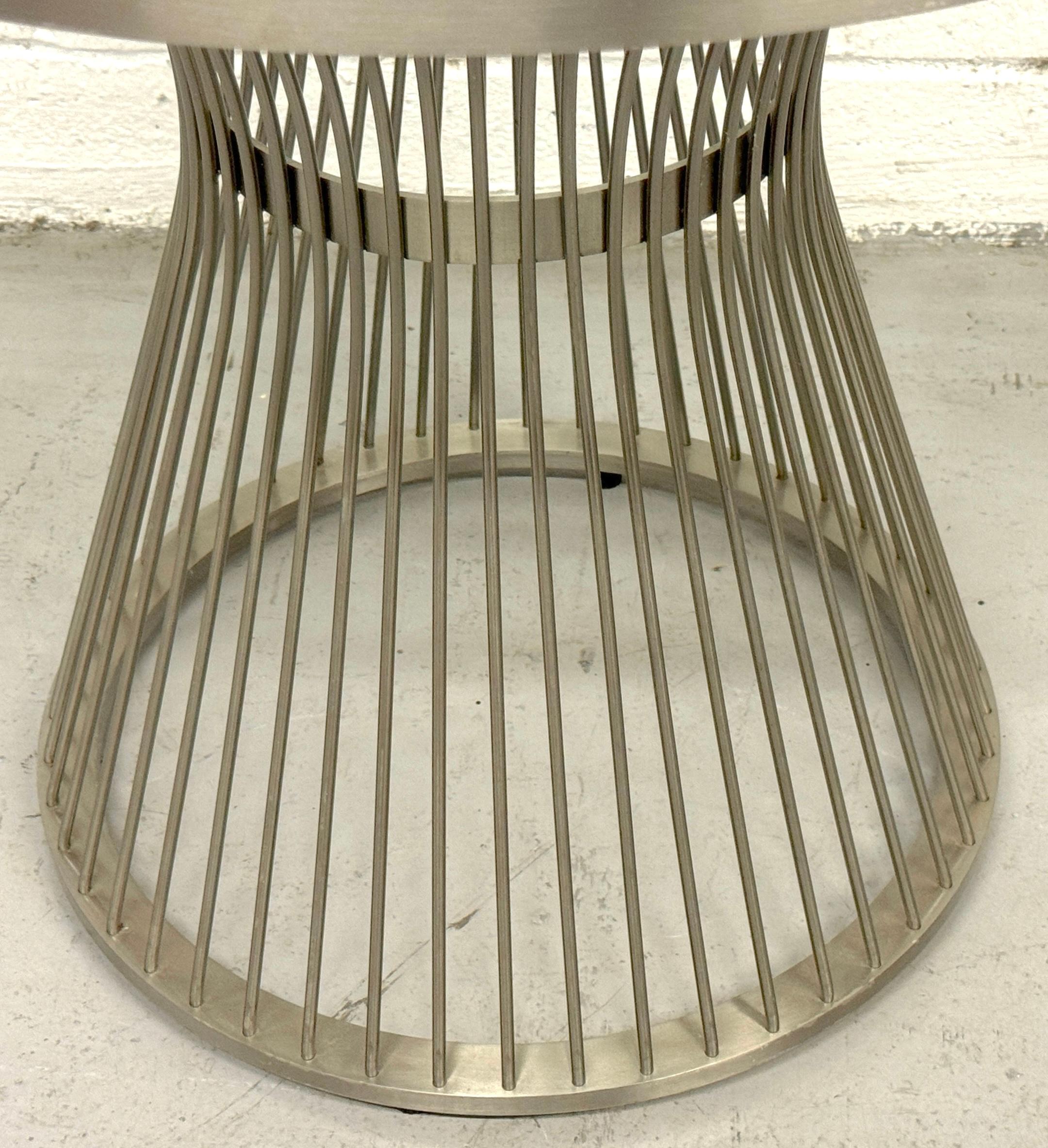 Paar Beistelltische aus Edelstahl aus der Mitte des Jahrhunderts, Stil von Platner (Patiniert) im Angebot