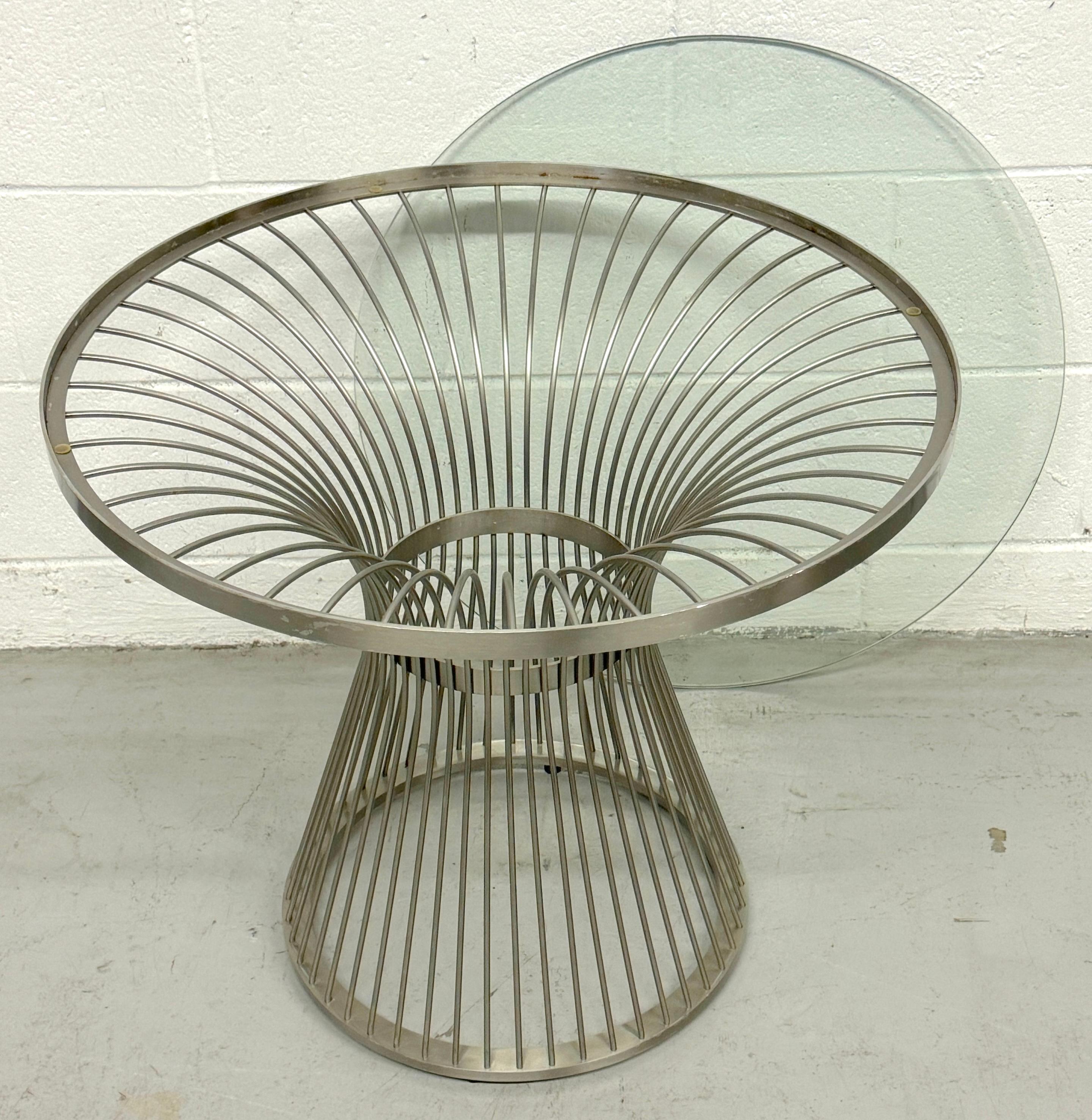 Paar Beistelltische aus Edelstahl aus der Mitte des Jahrhunderts, Stil von Platner (20. Jahrhundert) im Angebot