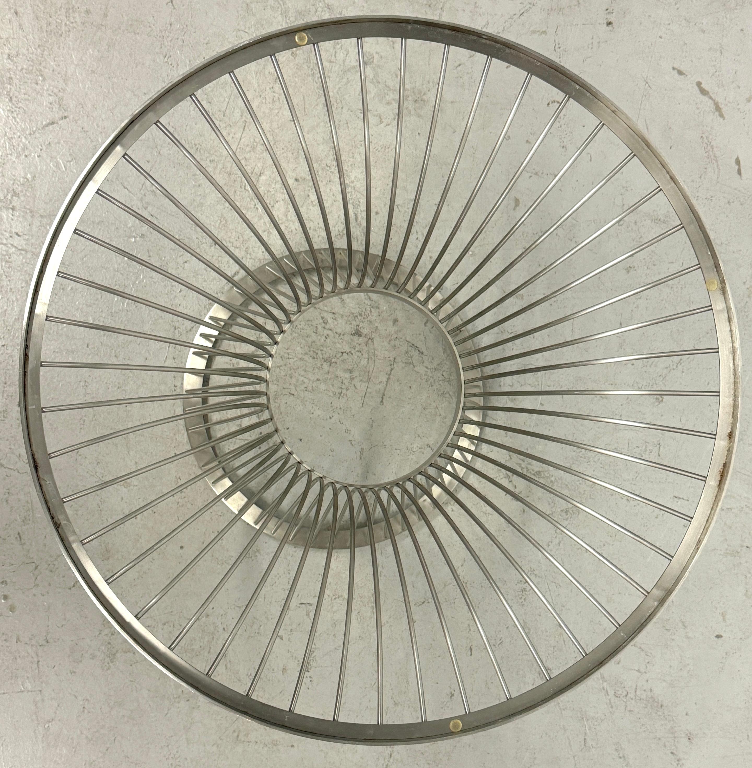 Paar Beistelltische aus Edelstahl aus der Mitte des Jahrhunderts, Stil von Platner im Angebot 1