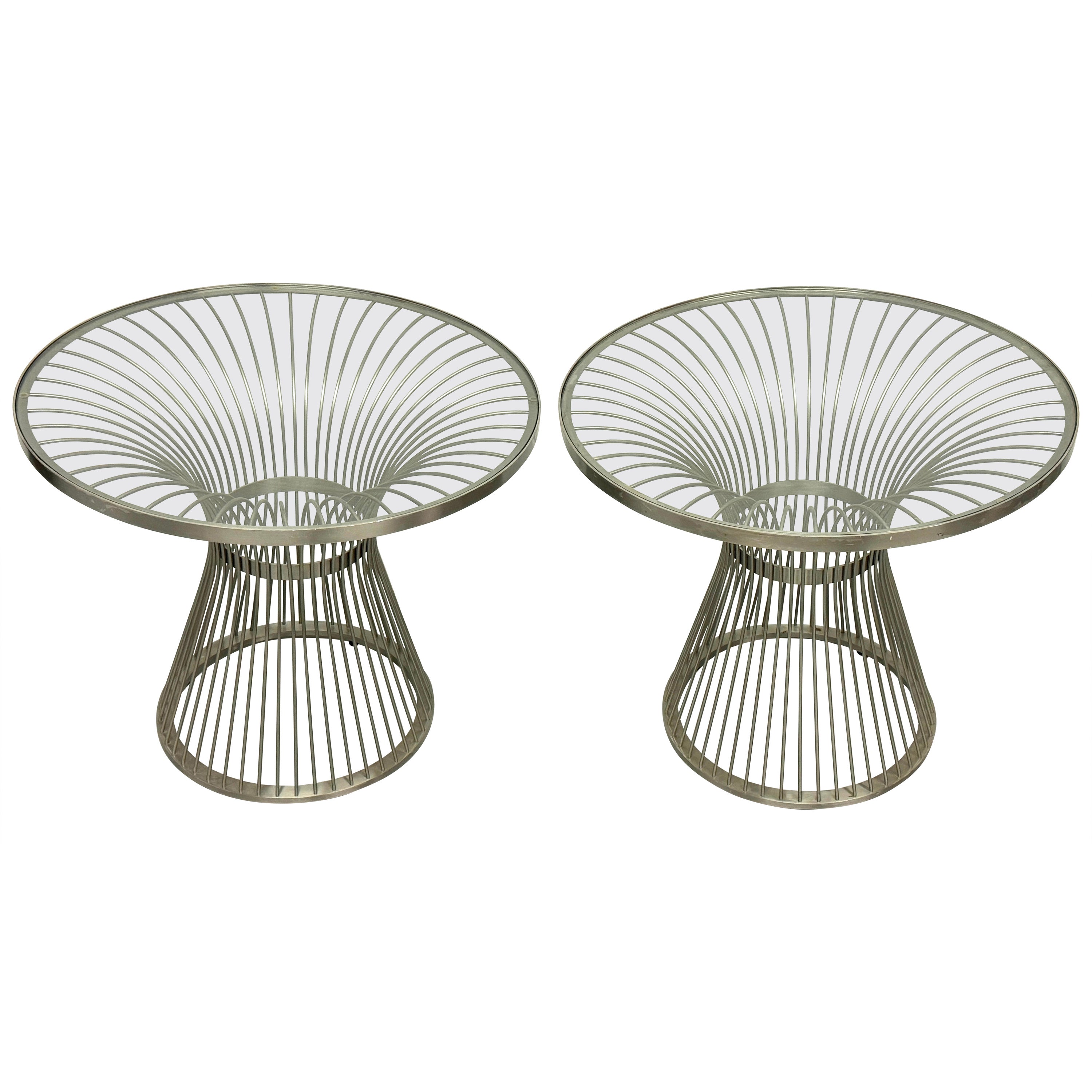 Coppia di tavolini in acciaio inossidabile della metà del secolo scorso, stile Platner