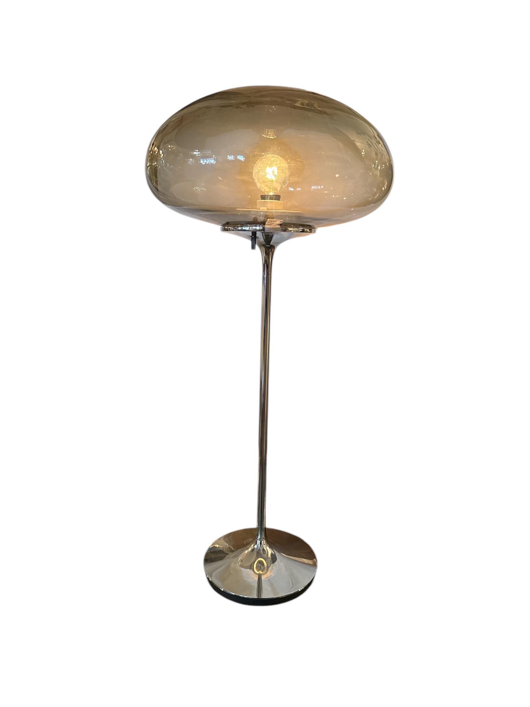 Cette lampe portative Stemlite Mushroom du milieu du siècle est un exemple étonnant du design des années 1960, combinant la forme, la fonction et le style futuriste en une seule pièce emblématique. Avec sa forme sculpturale de champignon, cette