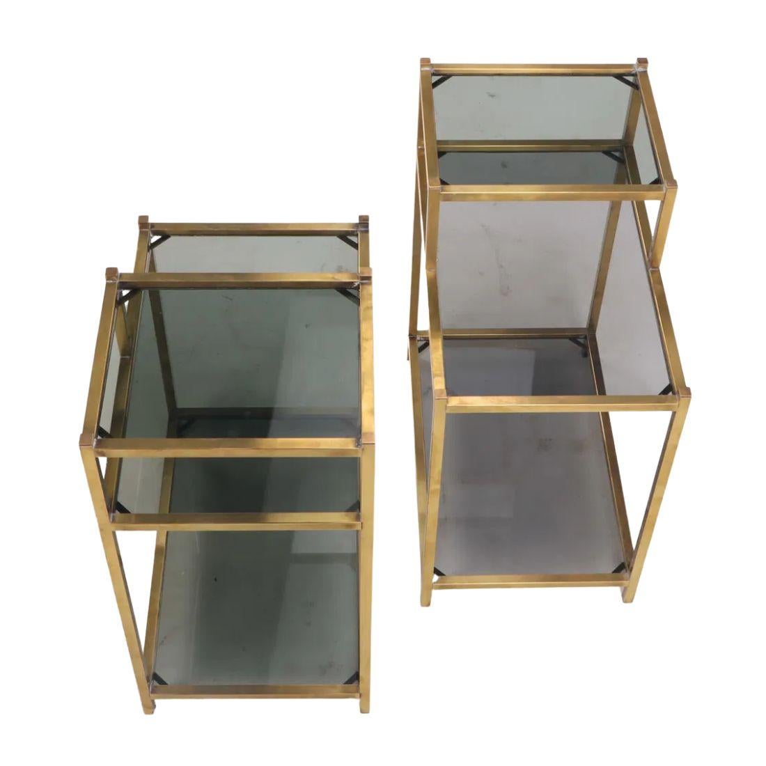 Mid-Century Modern Paire de tables d'escalier du milieu du siècle dernier en laiton et verre fumé en vente
