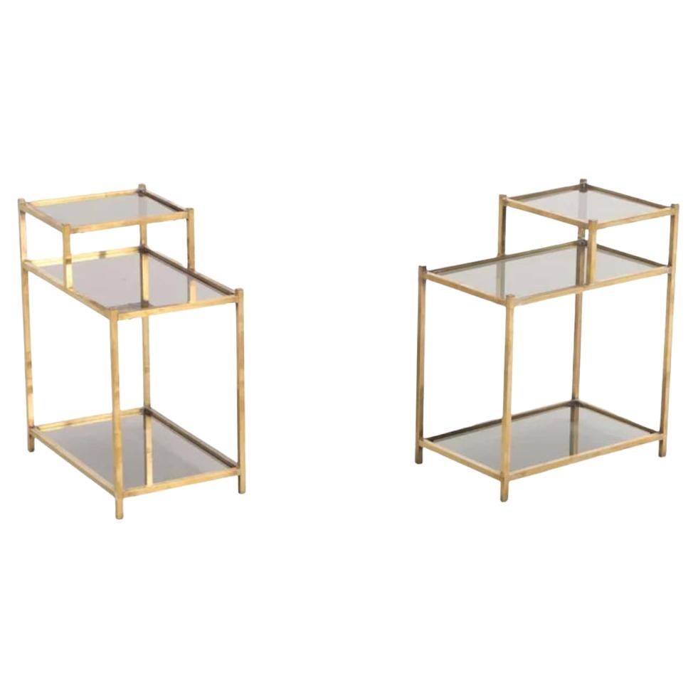Paire de tables d'escalier du milieu du siècle dernier en laiton et verre fumé en vente
