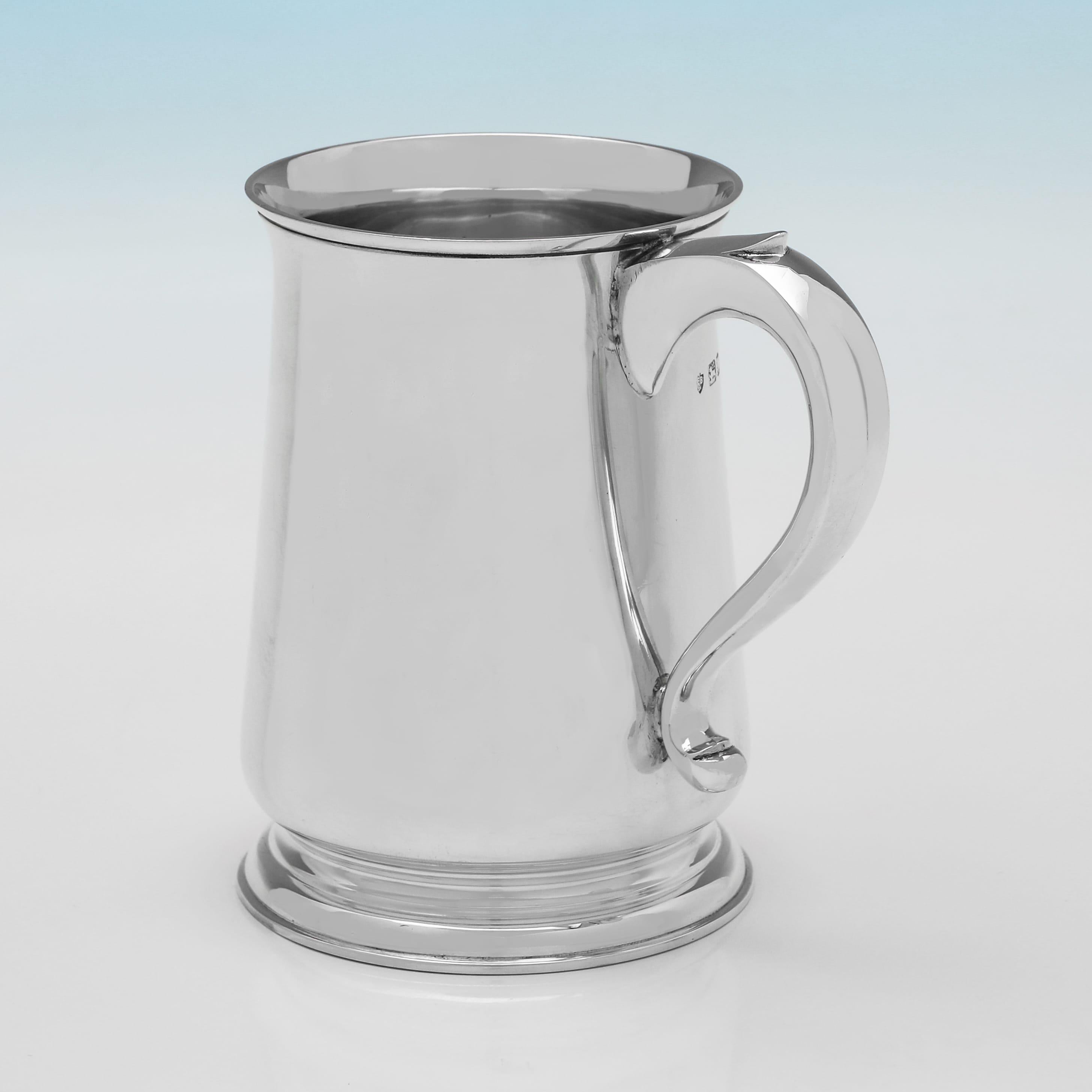 Pareja de tazas de plata de ley de mediados de siglo fabricadas por Barnards en 1956 Moderno de mediados de siglo
