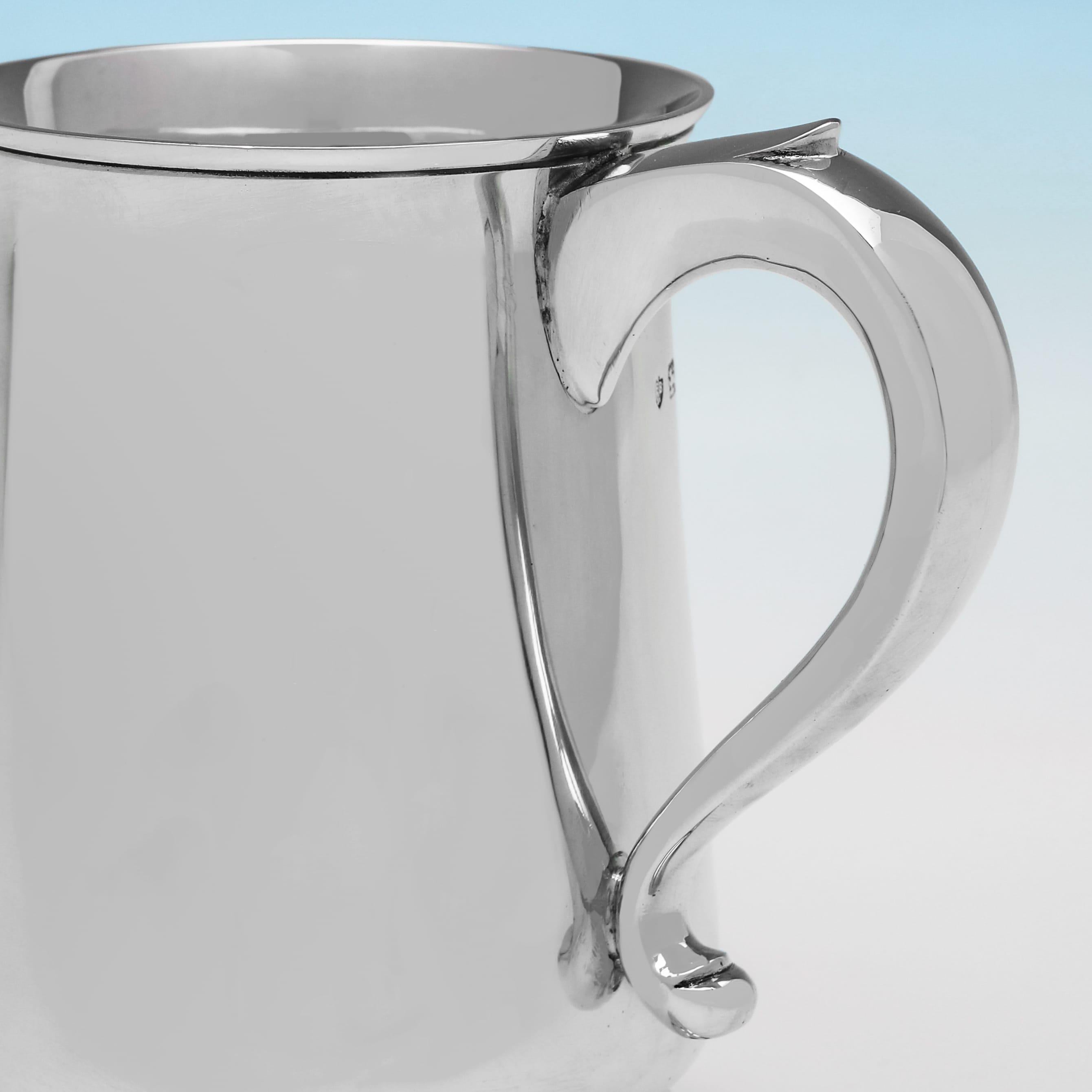 Pareja de tazas de plata de ley de mediados de siglo fabricadas por Barnards en 1956 Inglés