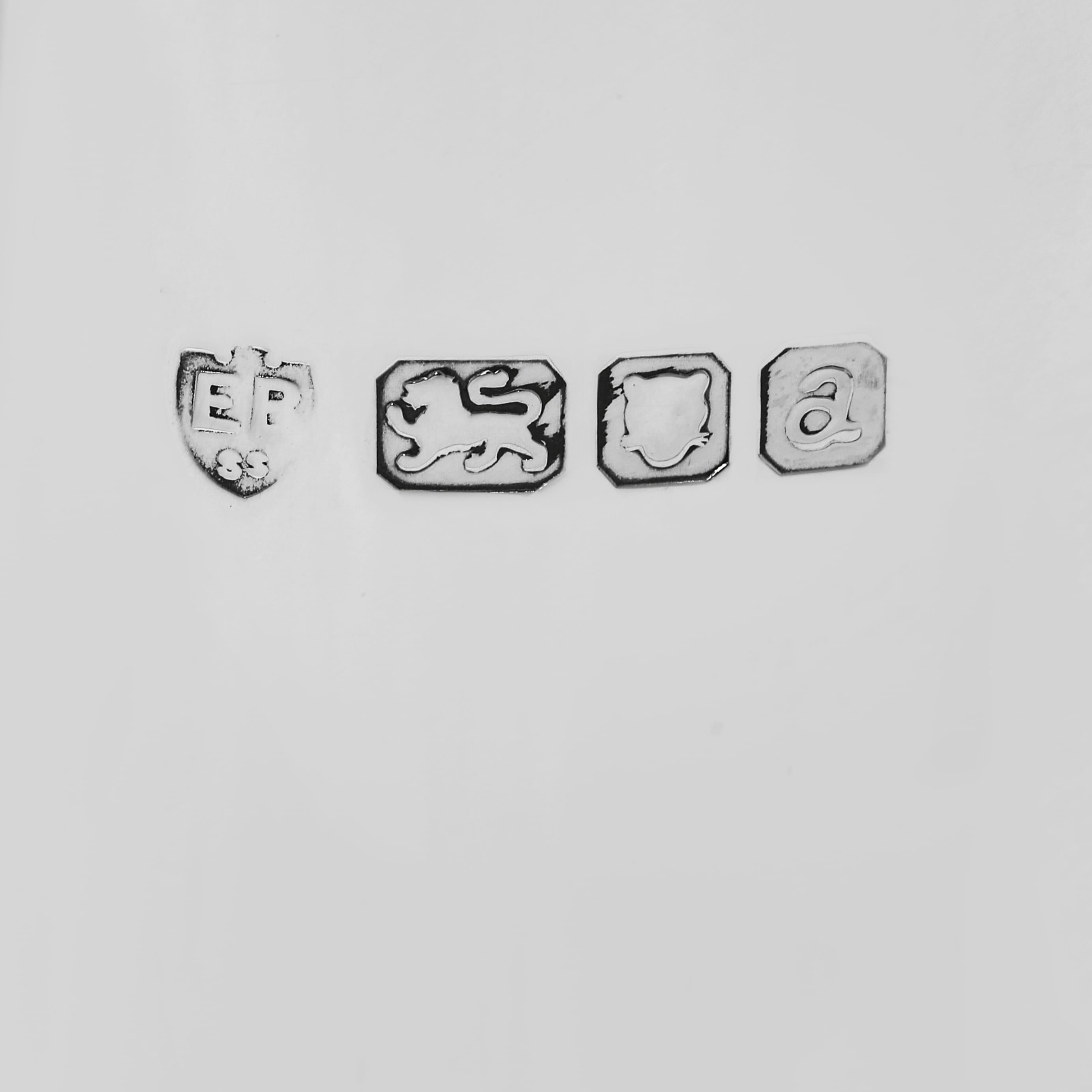 Pareja de tazas de plata de ley de mediados de siglo fabricadas por Barnards en 1956 en Bueno Estado en London, London