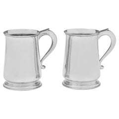Pareja de tazas de plata de ley de mediados de siglo fabricadas por Barnards en 1956