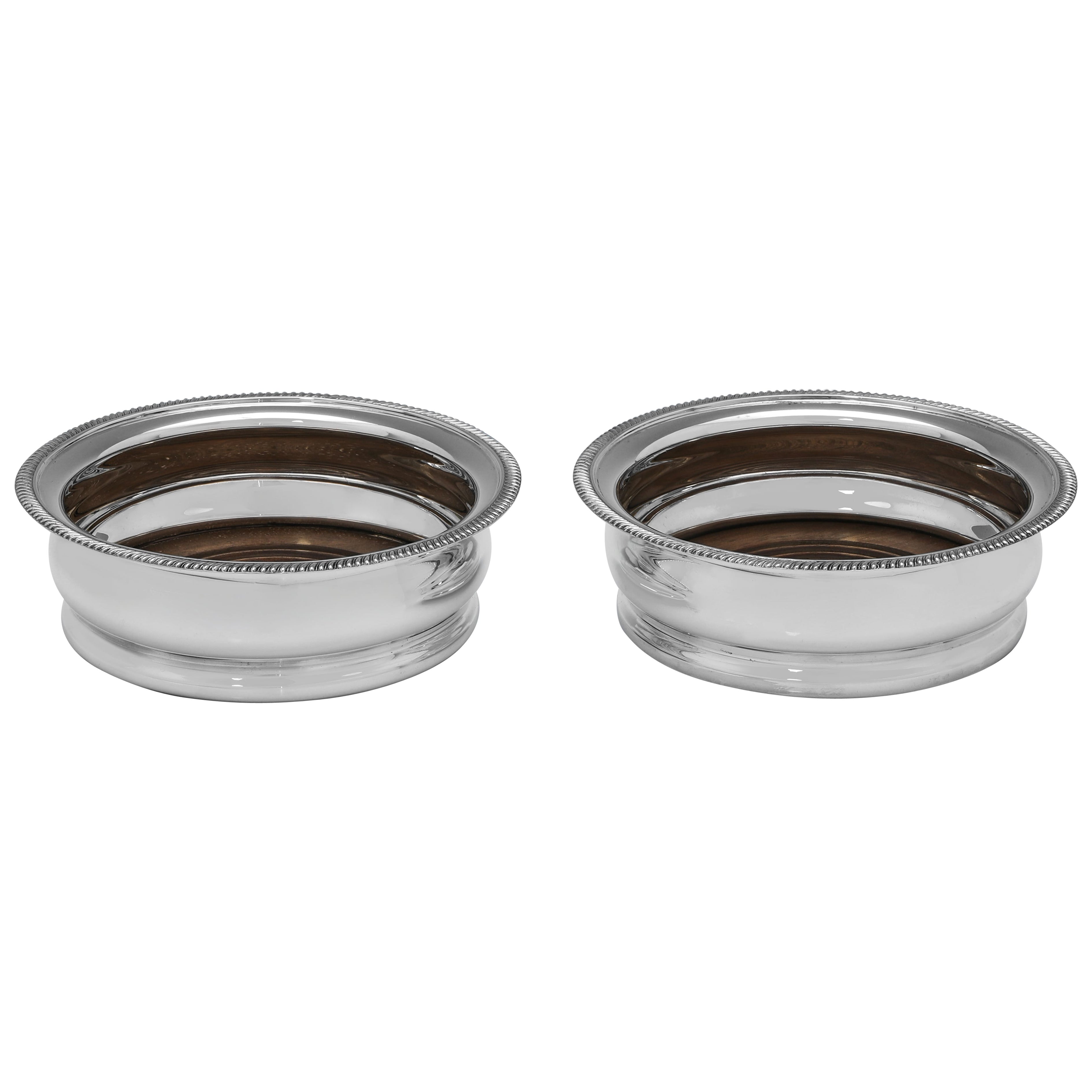 Paire de sous-verres à vin en argent sterling du milieu du siècle dernier, fabriqués en 1968 par C. J. Vander