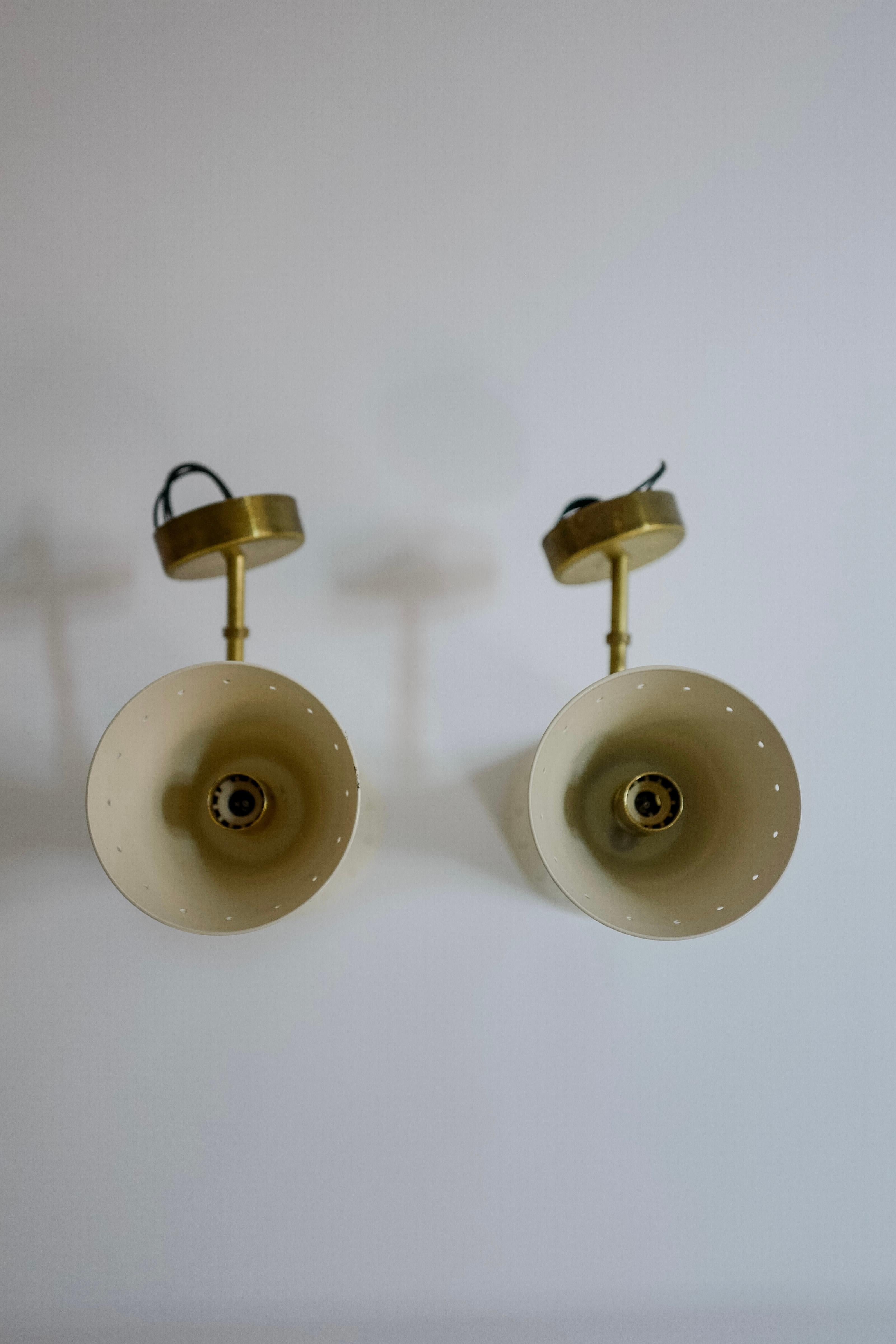 Painted Pair of Mid Century Stilnovo Model Diabolo White and Brass Wall Sconces For Sale