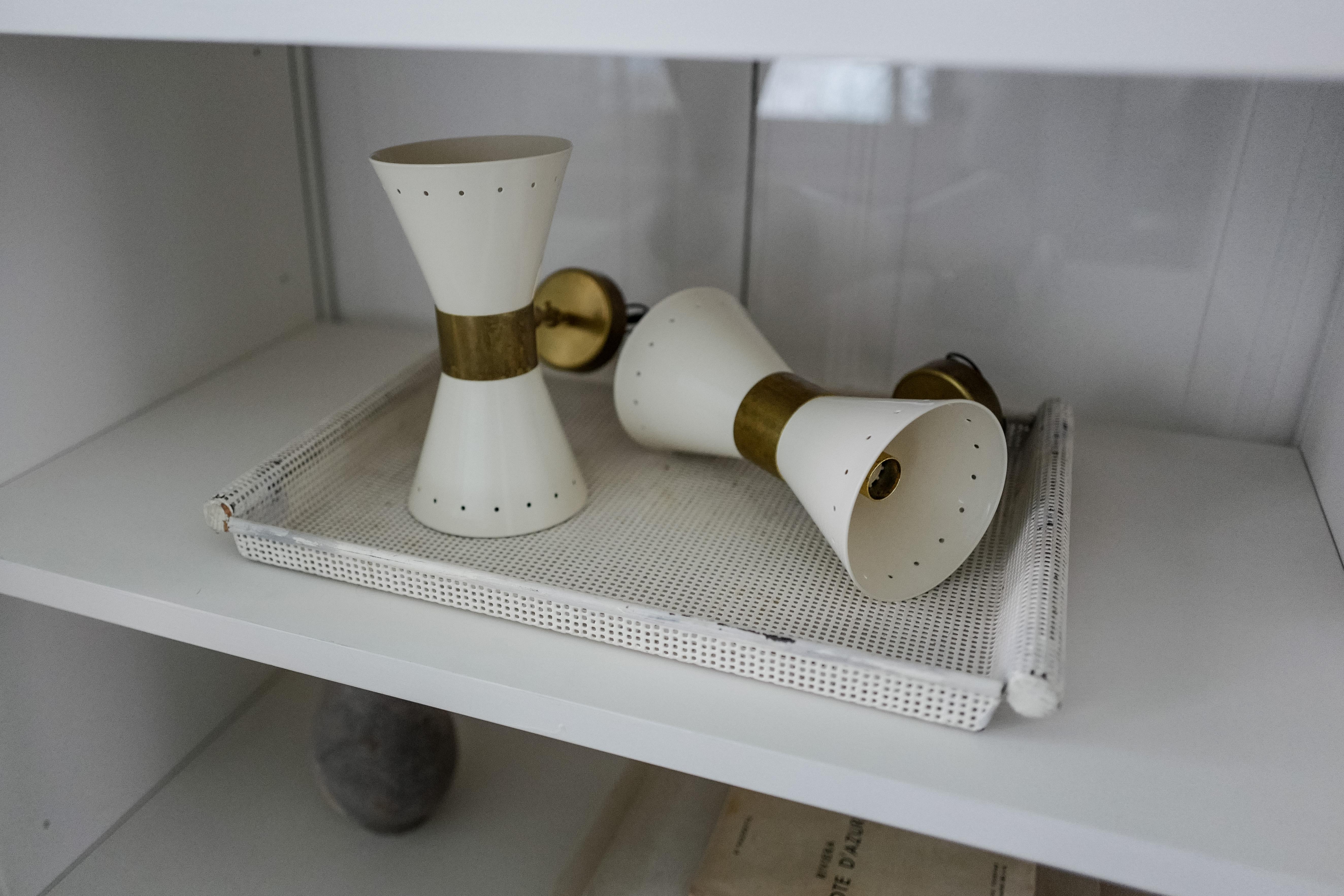 Pair of Mid Century Stilnovo Model Diabolo White and Brass Wall Sconces In Good Condition For Sale In Milano, IT