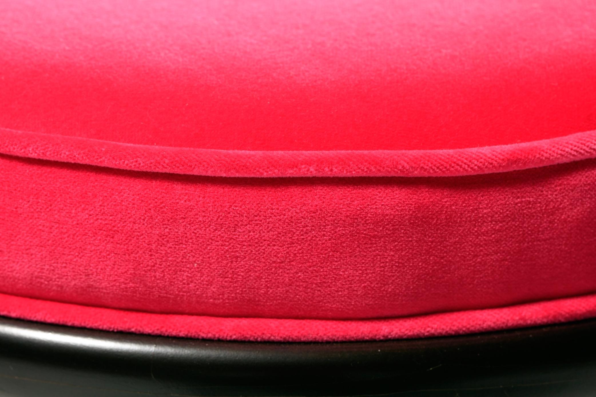 Milieu du XXe siècle Paire de tabourets du milieu du siècle dernier avec sièges en velours rose Schiaparelli et sabots en laiton en vente